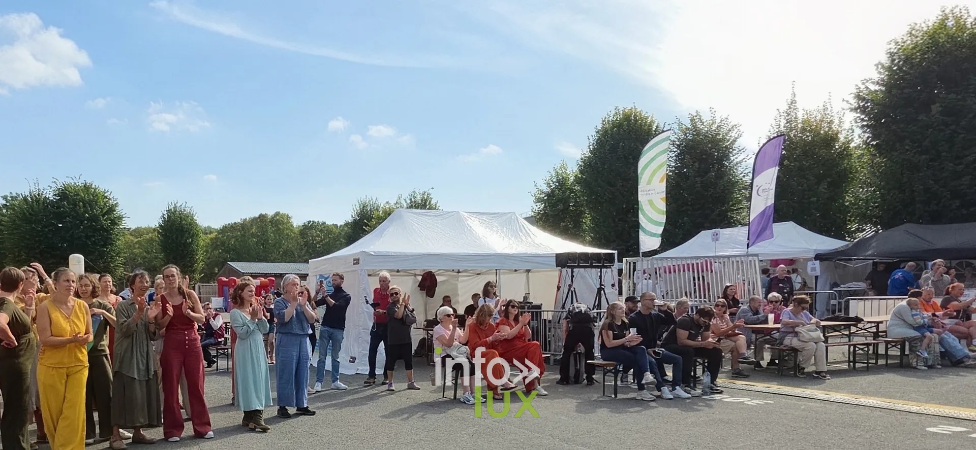 Chorale et public dans la cour du collège, cérémonie de clôture, Relais pour la Vie de Nivelles 2026