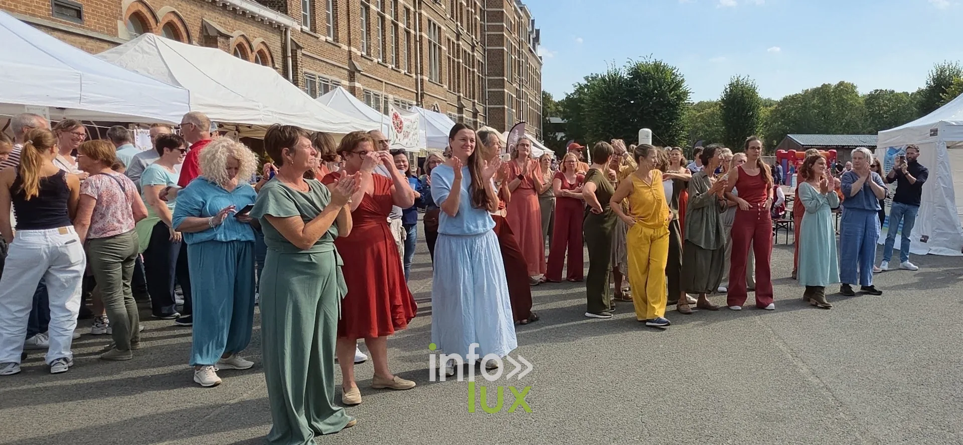 Chorale et public dans la cour du collège, cérémonie de clôture, Relais pour la Vie de Nivelles 2026