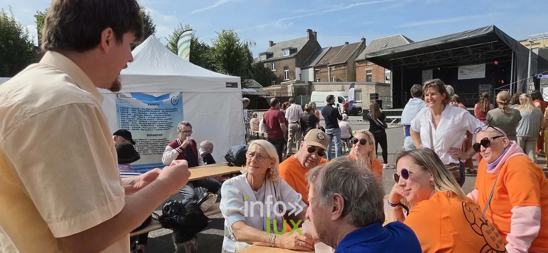 Participants attablés sous les tentes, Relais pour la Vie de Nivelles 2026