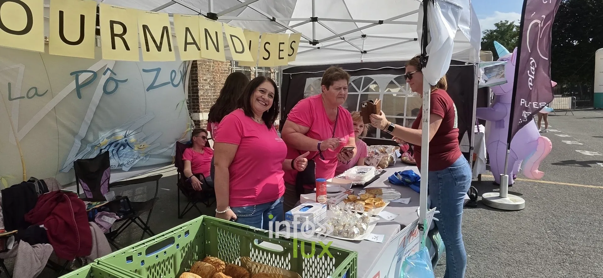 Stand « Gourmandises » tenu par une équipe en rose, Relais pour la Vie de Nivelles 2026