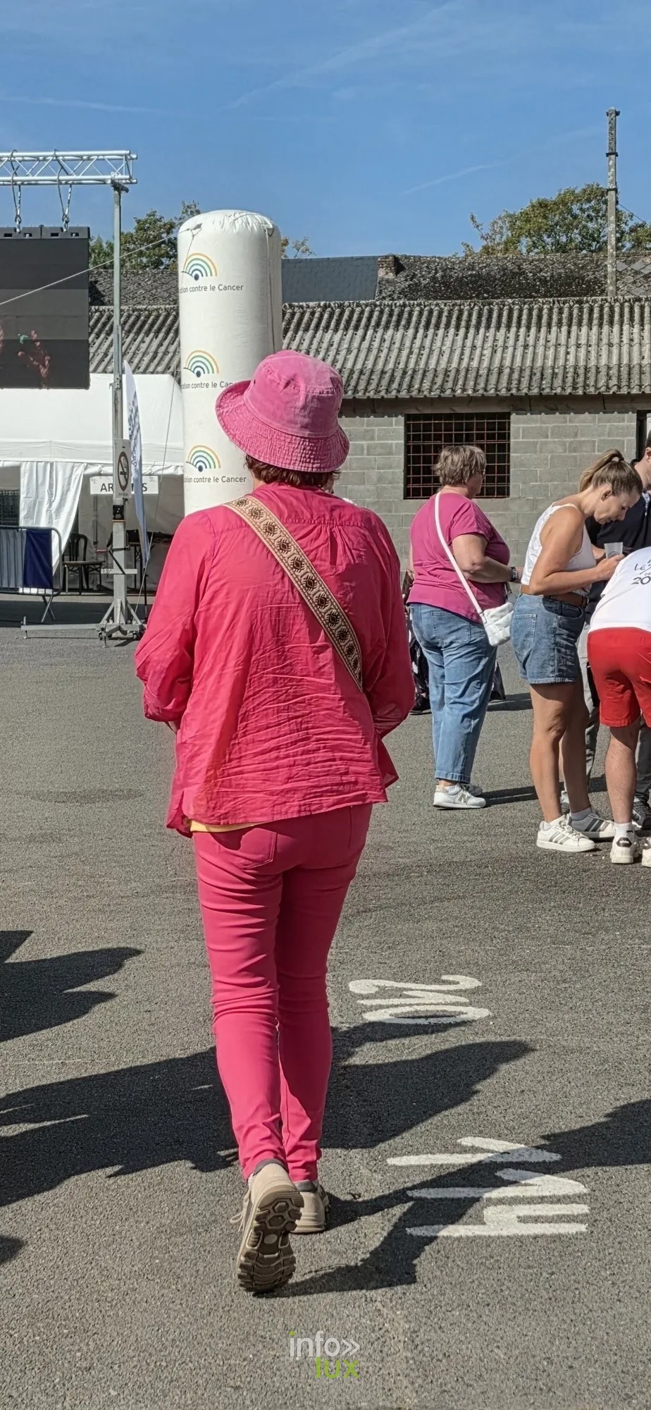 Participante en rose sur le circuit, vue de dos, Relais pour la Vie de Nivelles 2026