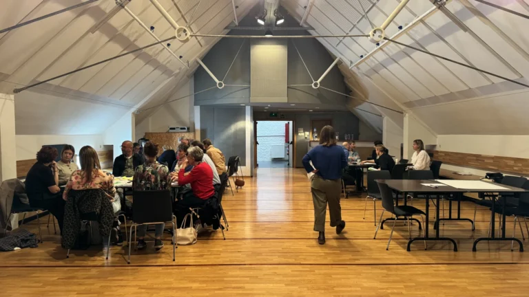Tables de travail dans la grande salle de la Ferme du Biéreau pendant la rencontre sur les résidences artistiques