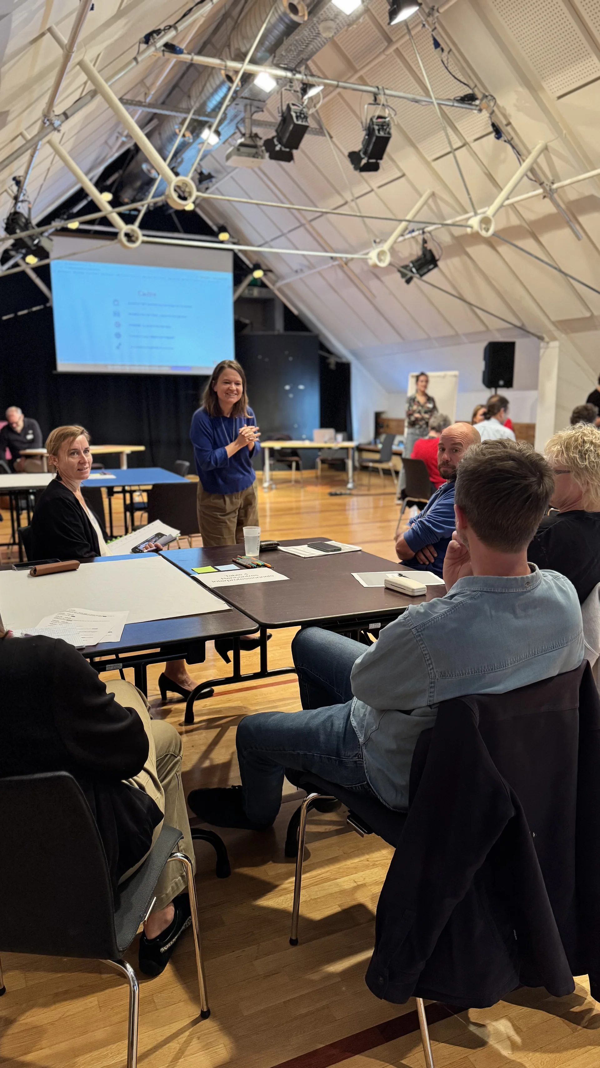 Présentation devant l’écran lors de la rencontre sur les résidences artistiques en Brabant wallon