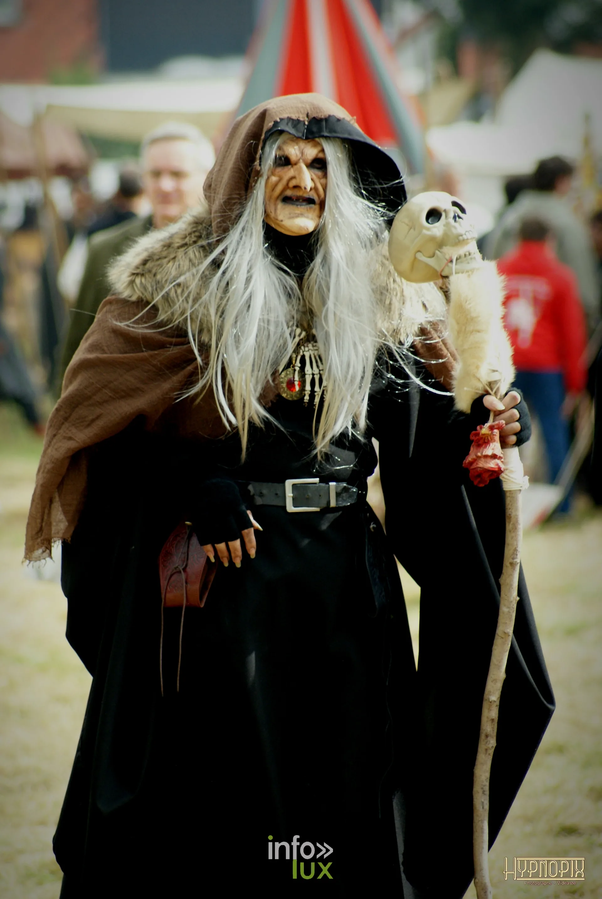 Personnage de sorcière avec une chouette sur l’épaule aux Rencontres Médiévales de Braine-le-Château