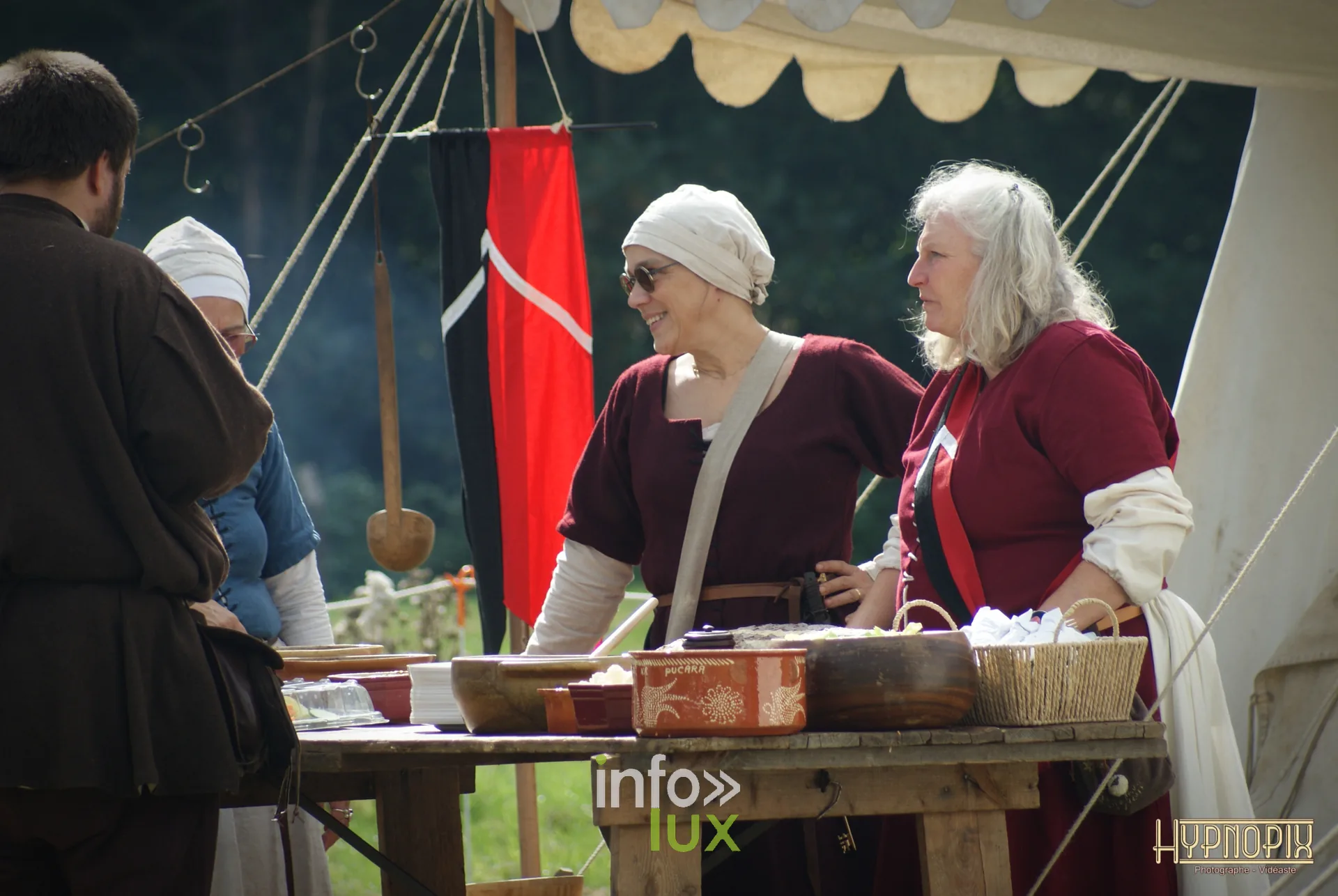 Échoppe médiévale avec vaisselle et costumes d’époque sur le site des Rencontres Médiévales de Braine-le-Château