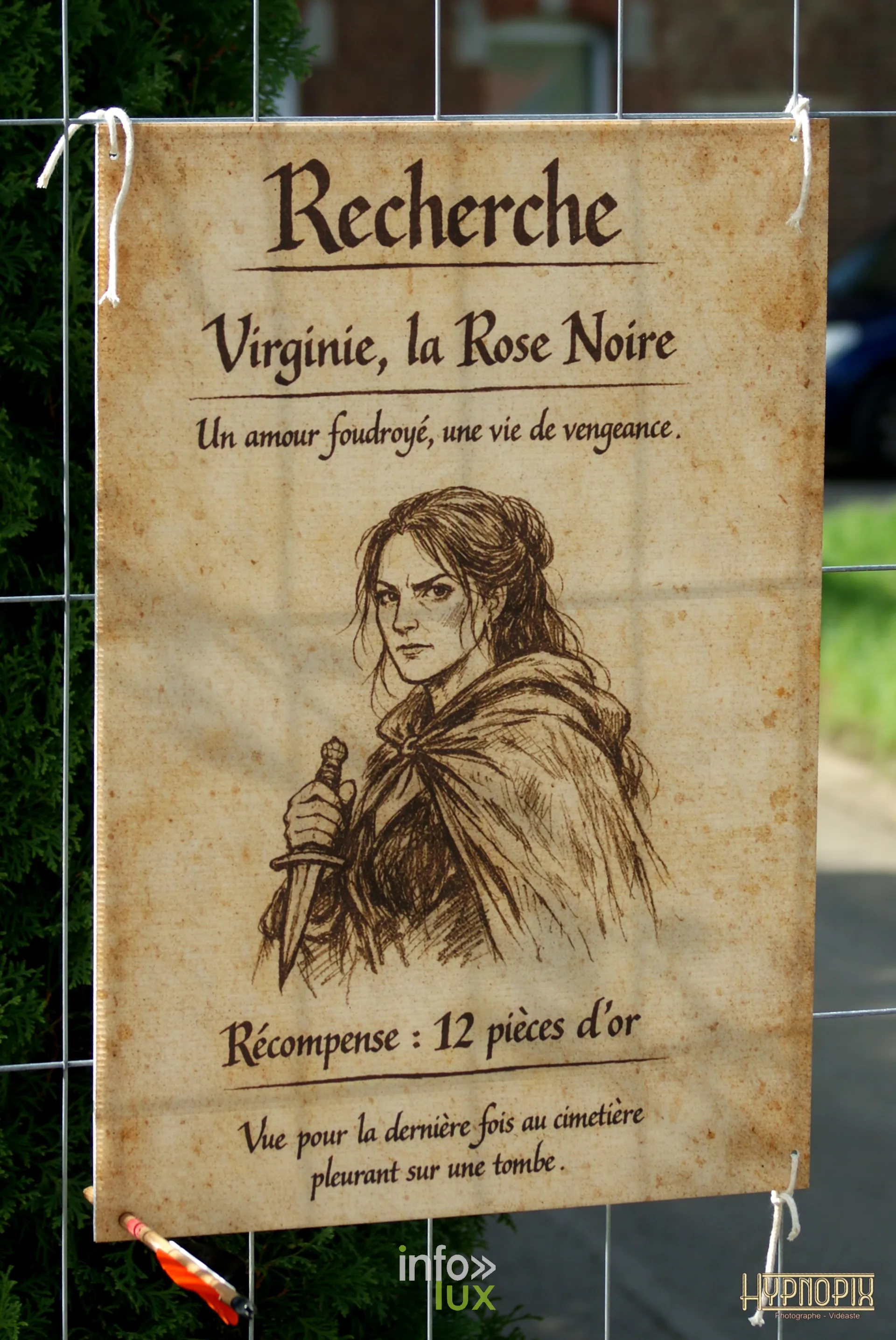 Affiche « Recherche Virginie, la Rose Noire » accrochée sur le site des Rencontres Médiévales de Braine-le-Château