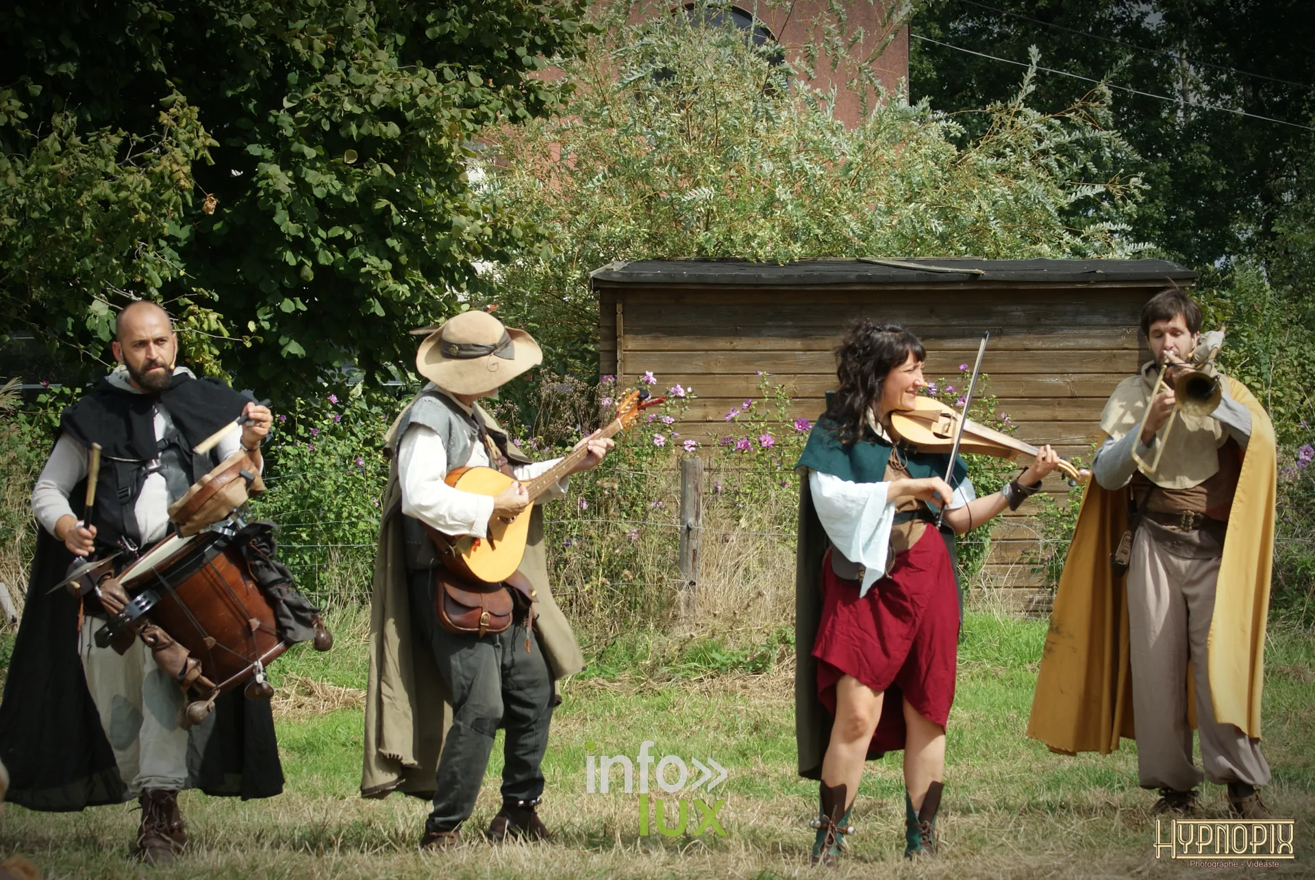 Musiciens en costume médiéval, tambour, guitare et violon, en déambulation à Braine-le-Château
