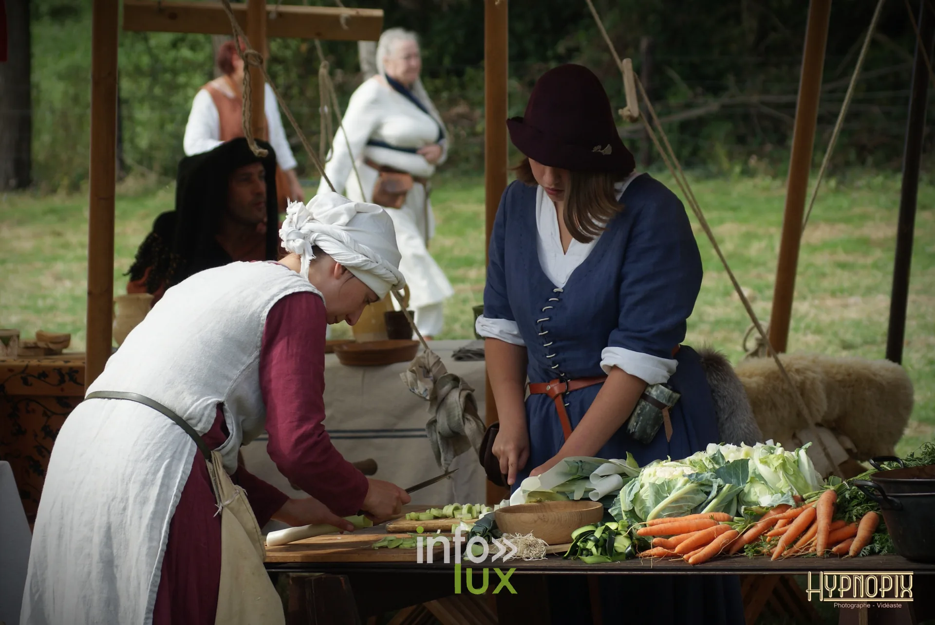 Cuisine médiévale avec légumes et carottes sous une tente aux Rencontres Médiévales de Braine-le-Château