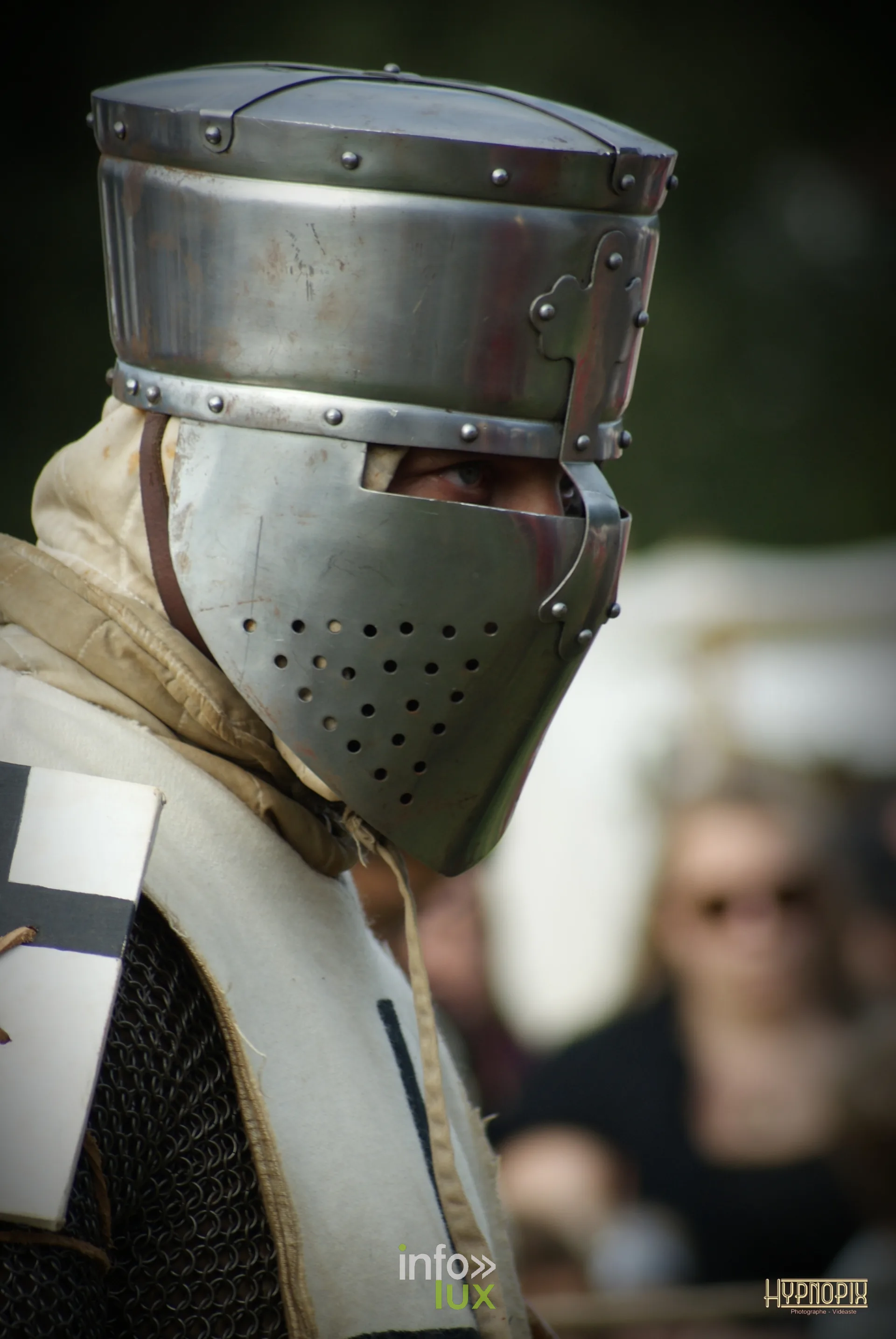 Chevalier portant un heaume et une cotte de mailles aux Rencontres Médiévales de Braine-le-Château