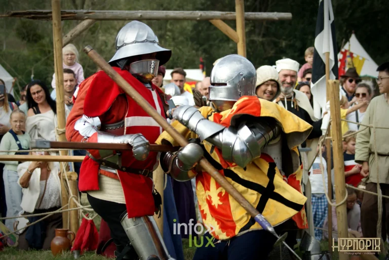 Deux chevaliers en armure s’affrontent à l’épée devant le public à Braine-le-Château