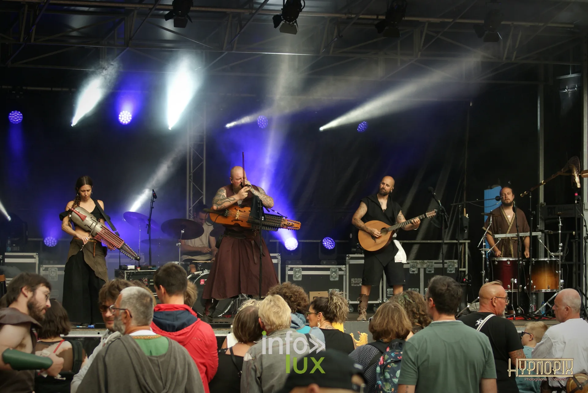 Groupe de musiciens sur la scène de la Grand-Place de Braine-le-Château devant le public