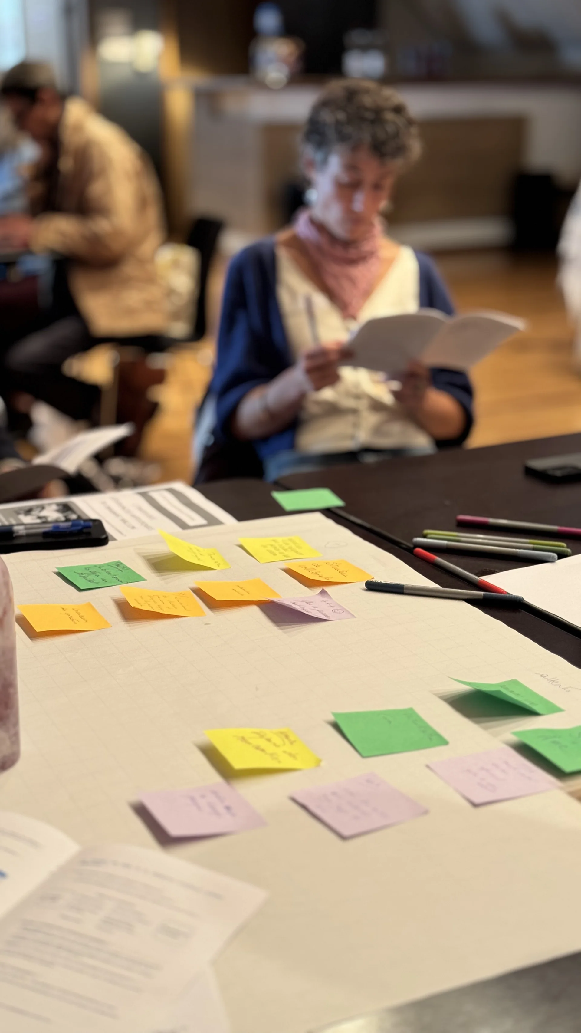 Atelier autour d’une table couverte de post-it colorés à la Ferme du Biéreau