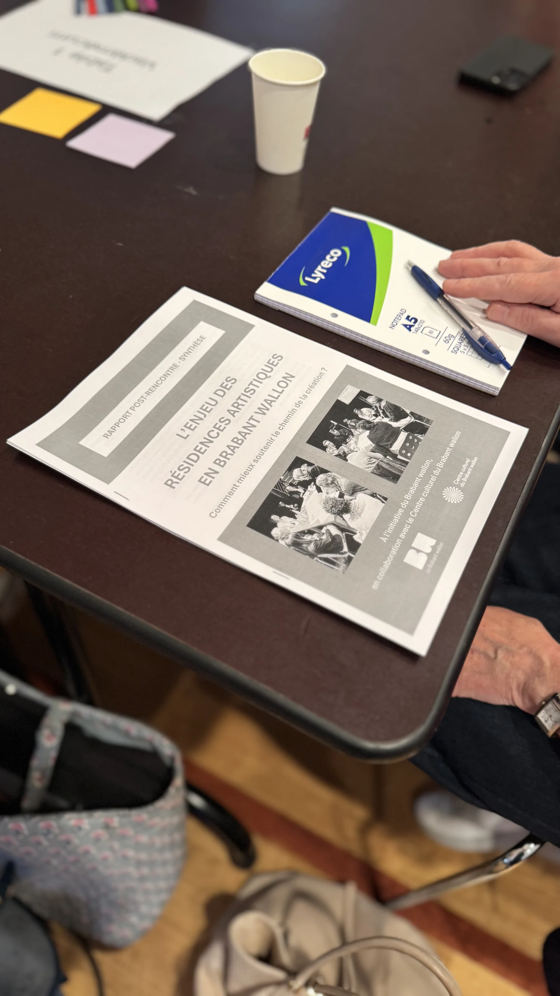 Brochure sur les résidences artistiques en Brabant wallon posée sur une table