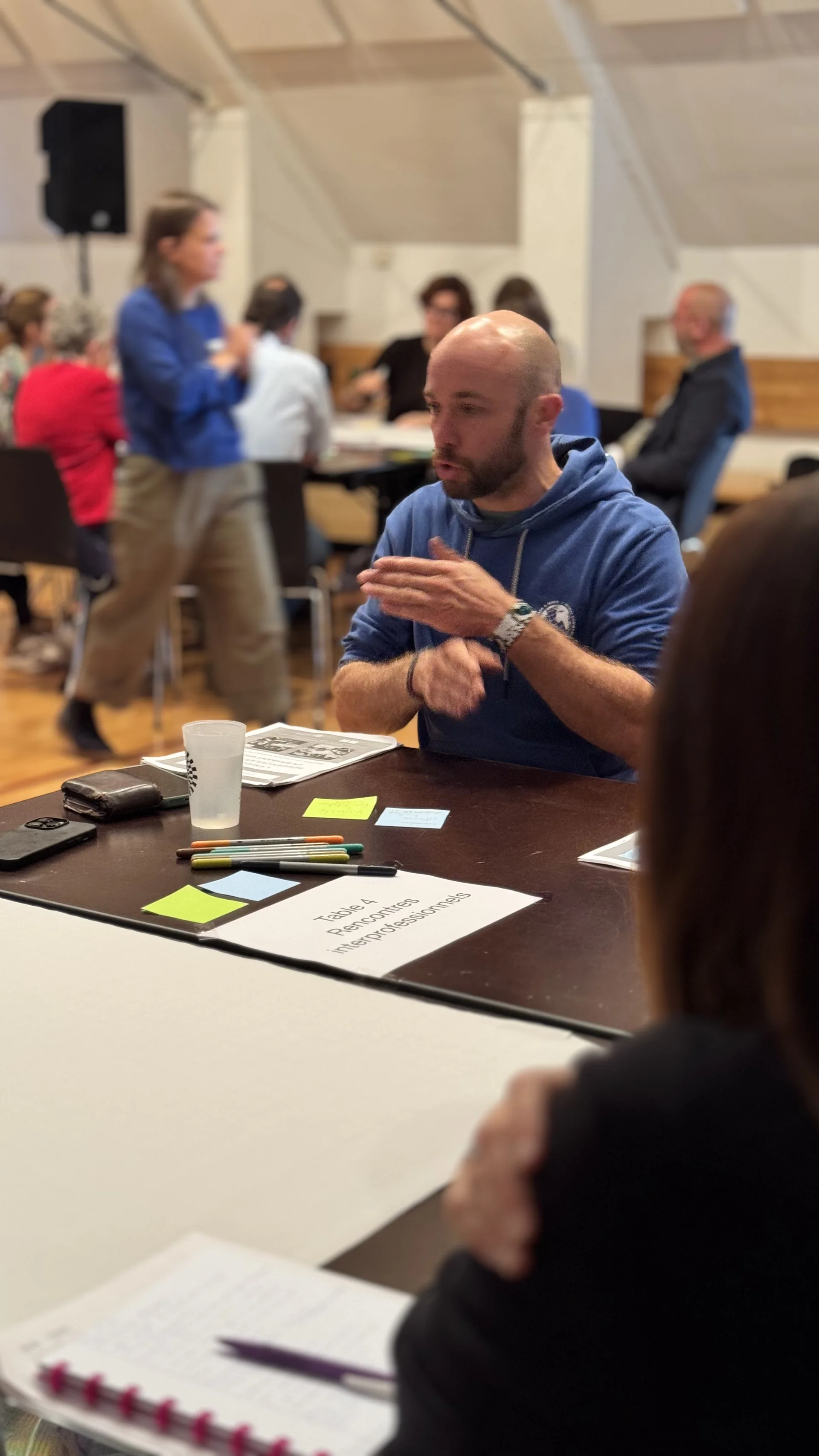 Opérateurs culturels en discussion autour d’une table de travail