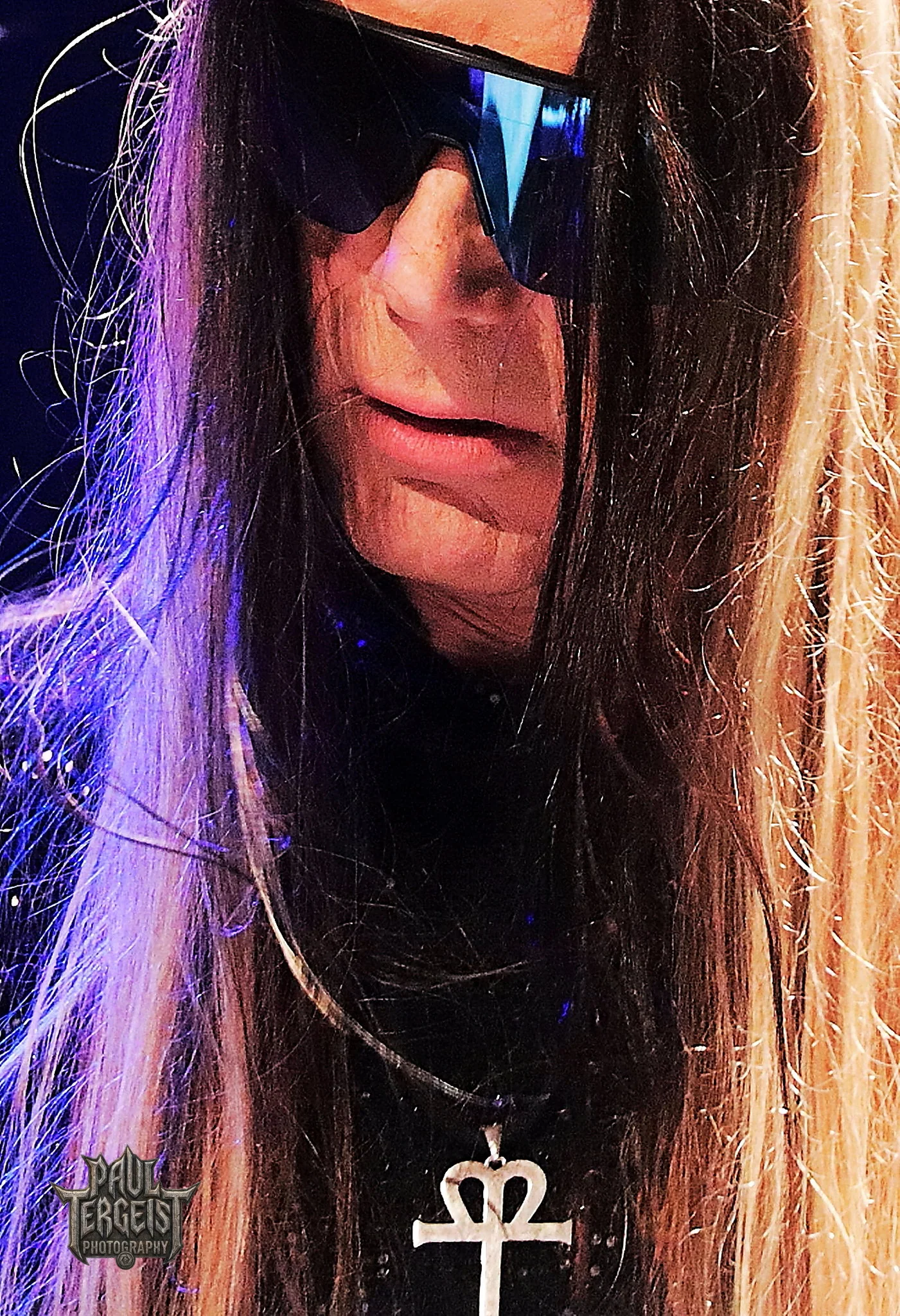 Portrait de Robby Valentine avec lunettes et pendentif sur scene au Golden Age Rock Festival 2024