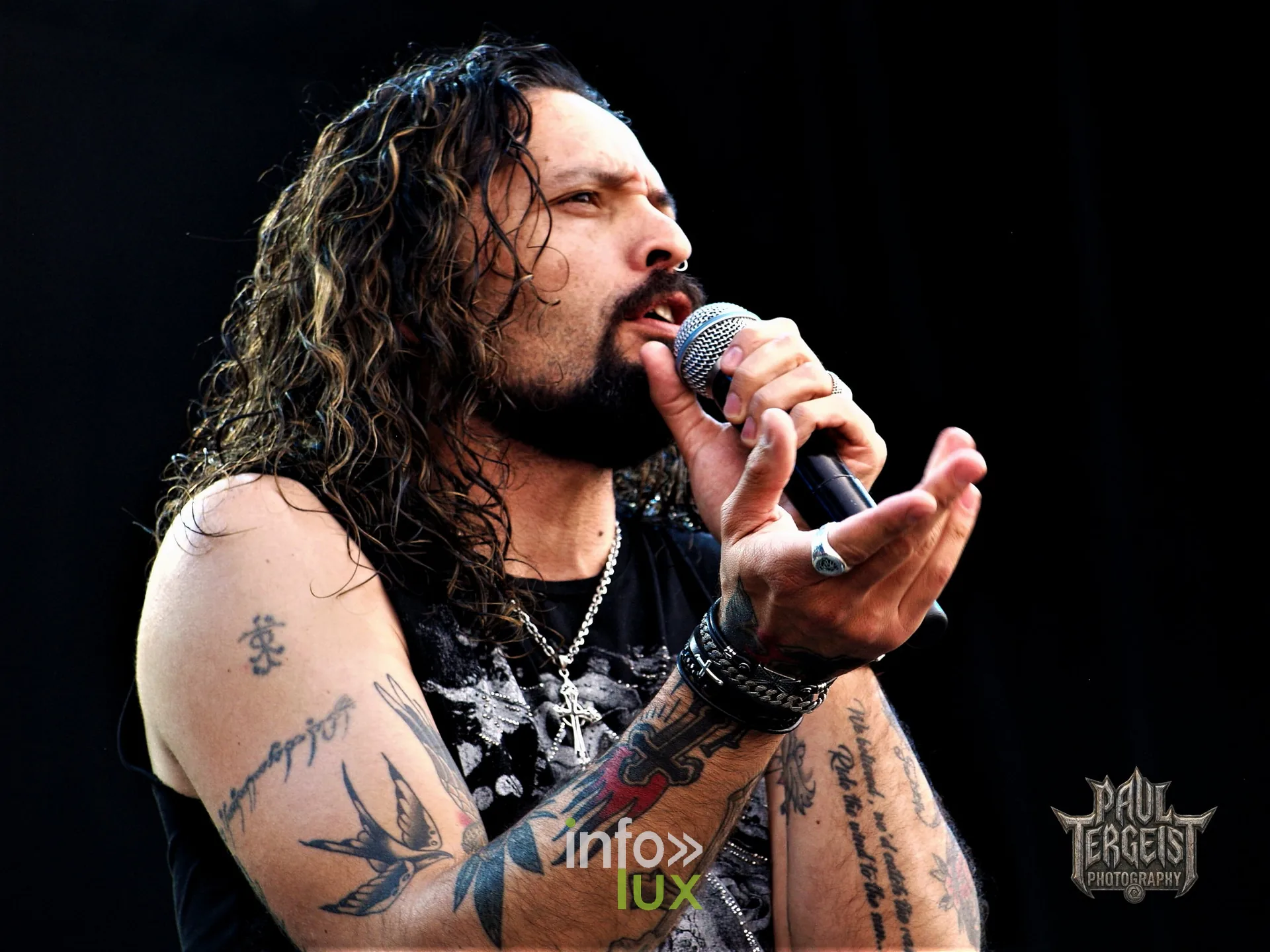 Ronnie Romero au micro avec le Michael Schenker Group au Graspop 2022
