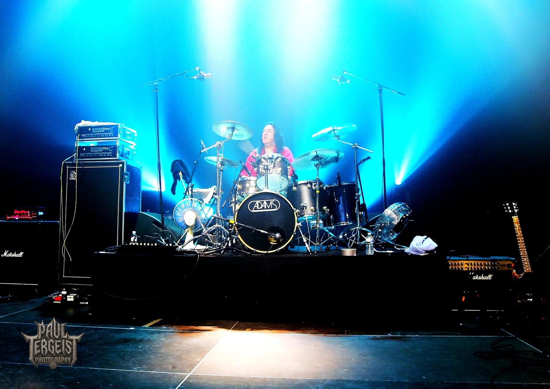 Rudy Lenners a la batterie sous une lumiere bleue au Golden Age Rock Festival 2019