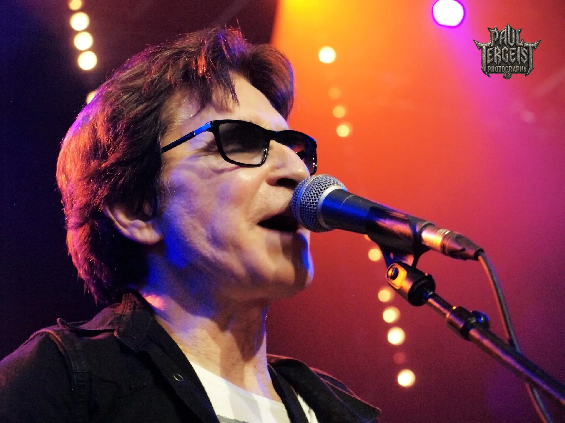 Russ Ballard chante au micro avec ses lunettes noires au Golden Age Rock Festival 2022