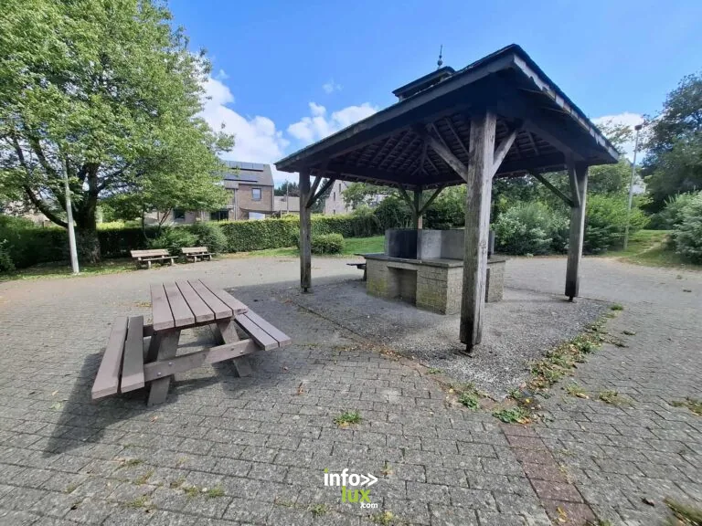 Saint-Hubert, Clos des Sorbiers: aire de pique-nique et barbecue à Saint-Hubert