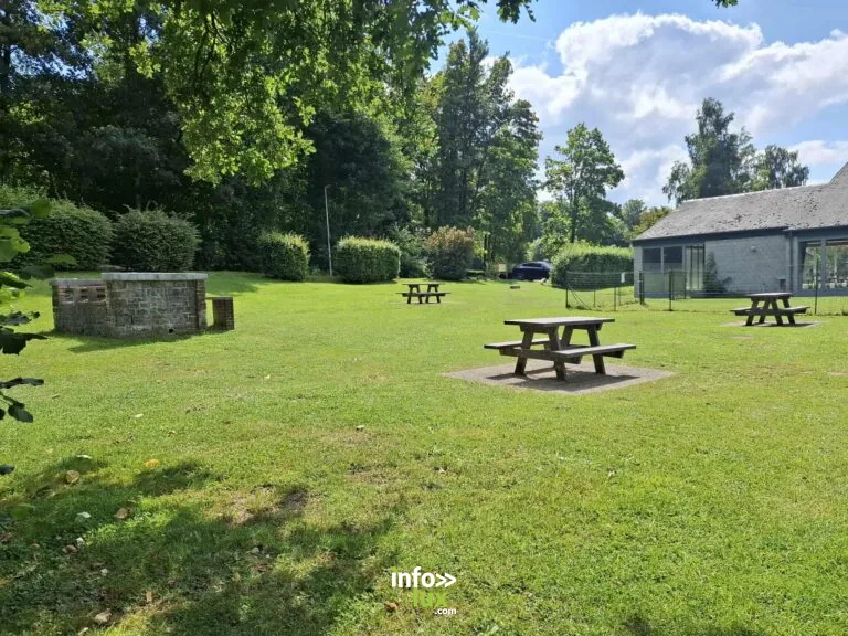 Saint-Hubert, piscine: aire de pique-nique et barbecue à Saint-Hubert