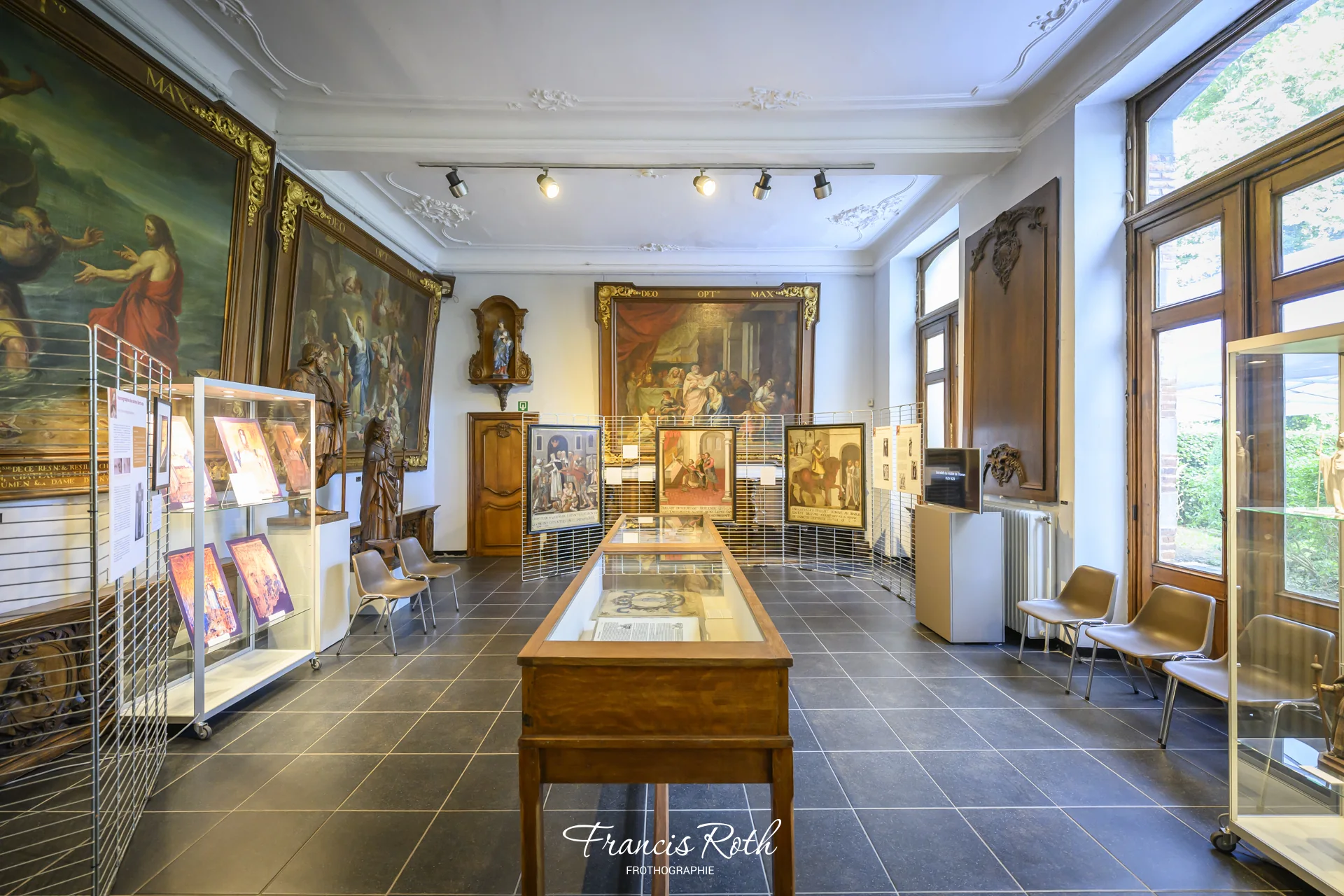 Une des salles d'exposition du musée communal de Nivelles