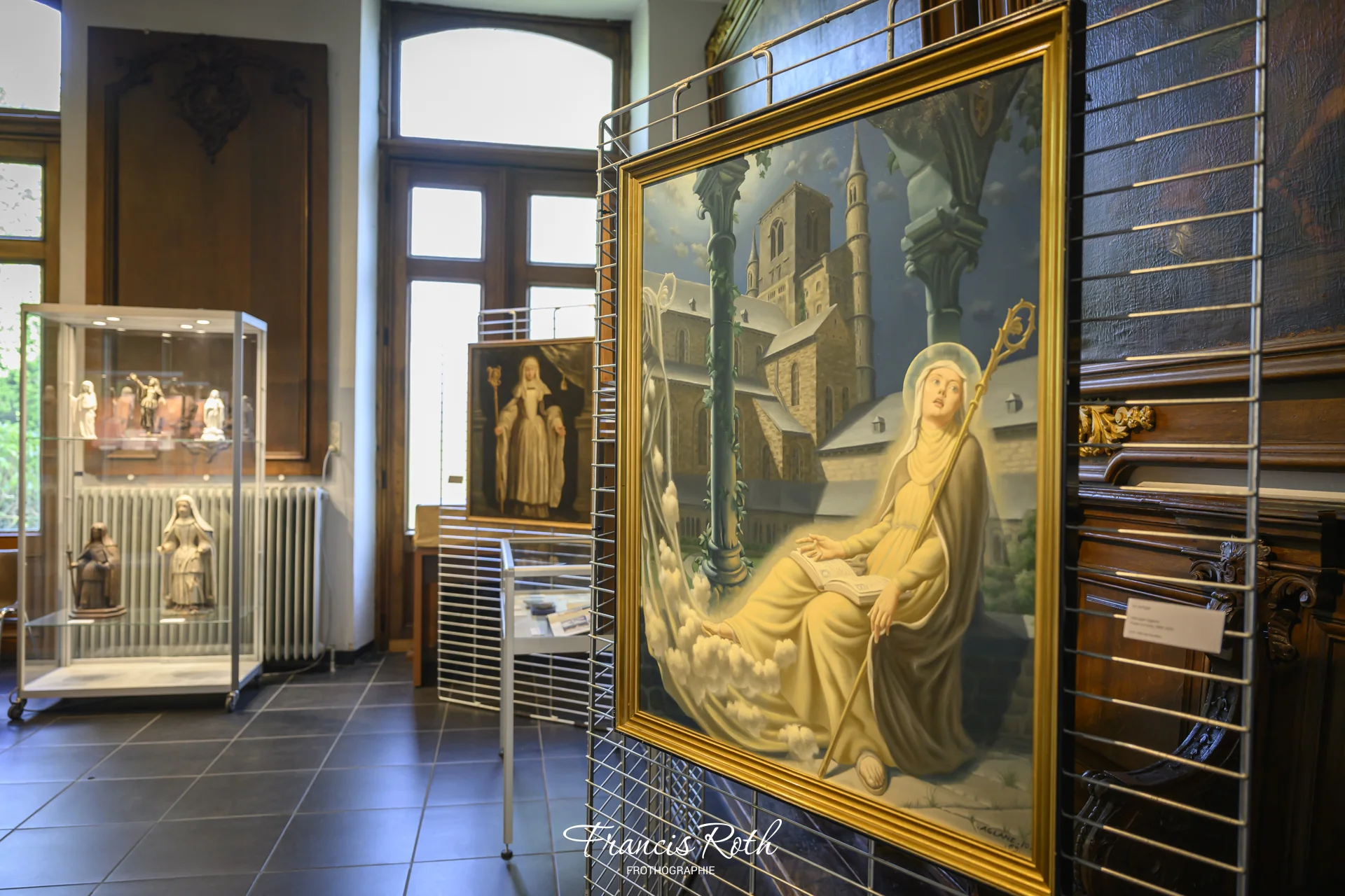 Salle du musée communal de Nivelles présentant des œuvres liées à Laurent Delvaux