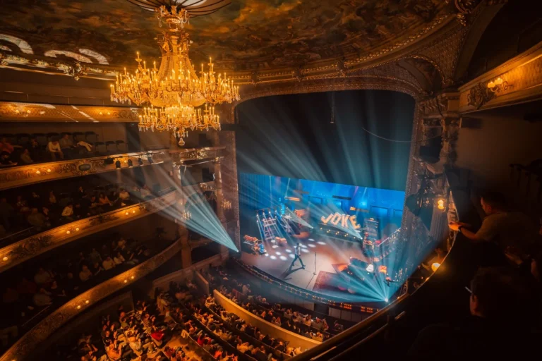Le Théâtre royal de Namur comble, vu depuis les balcons, pendant le gala d’ouverture de Namur is a Joke 2026
