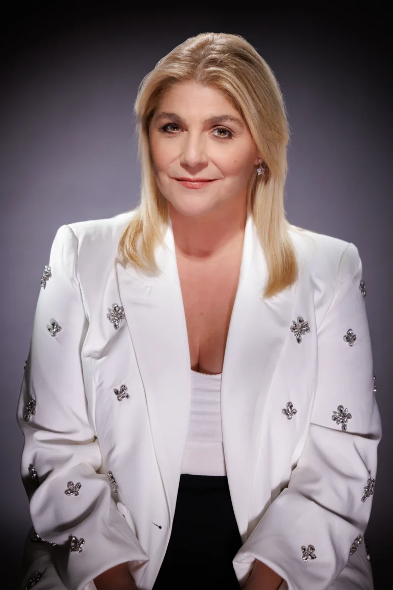 Sandra Kim souriante, portrait de presse pour sa tournée anniversaire