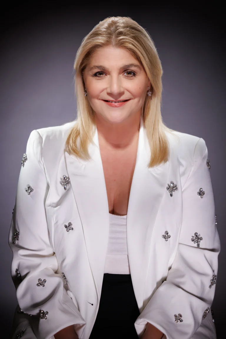 Sandra Kim en veste blanche, portrait de presse 2026