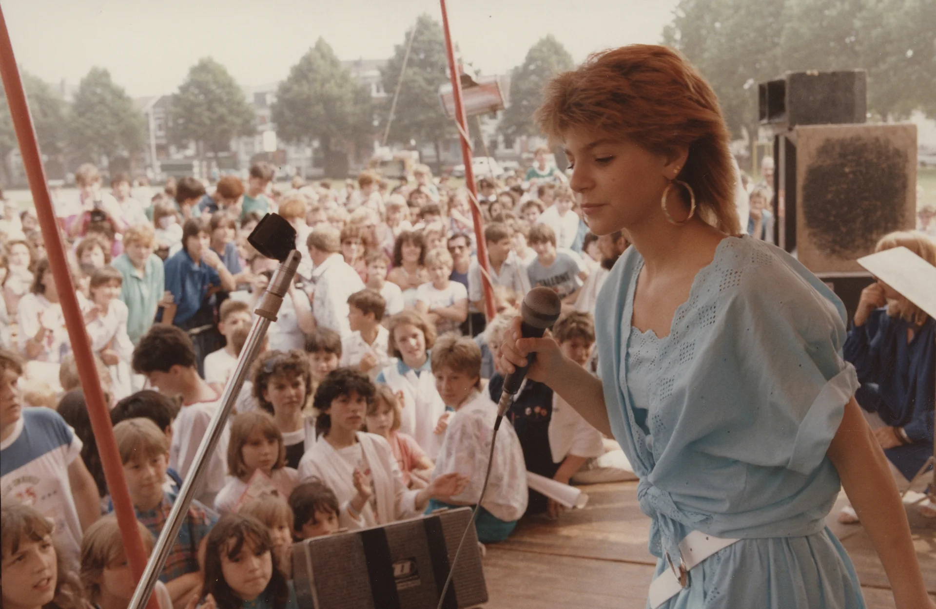 Sandra Kim adolescente sur scène dans les années 1980