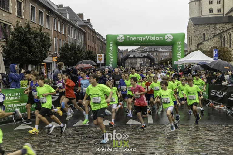 Semi-marathon de Nivelles 2026 — Le départ, sous l’arche de la Grand-Place