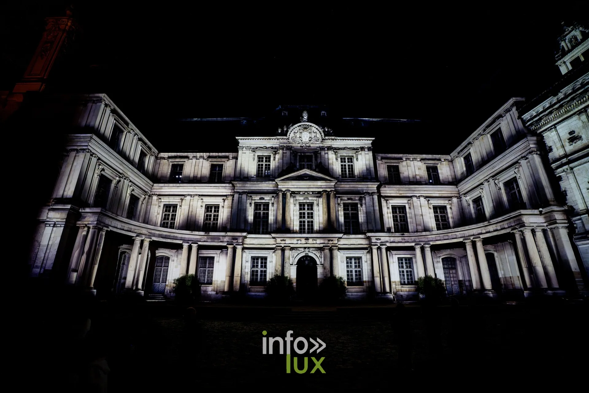 Ailes de la cour du château de Blois baignées de lumière blanche avant le spectacle