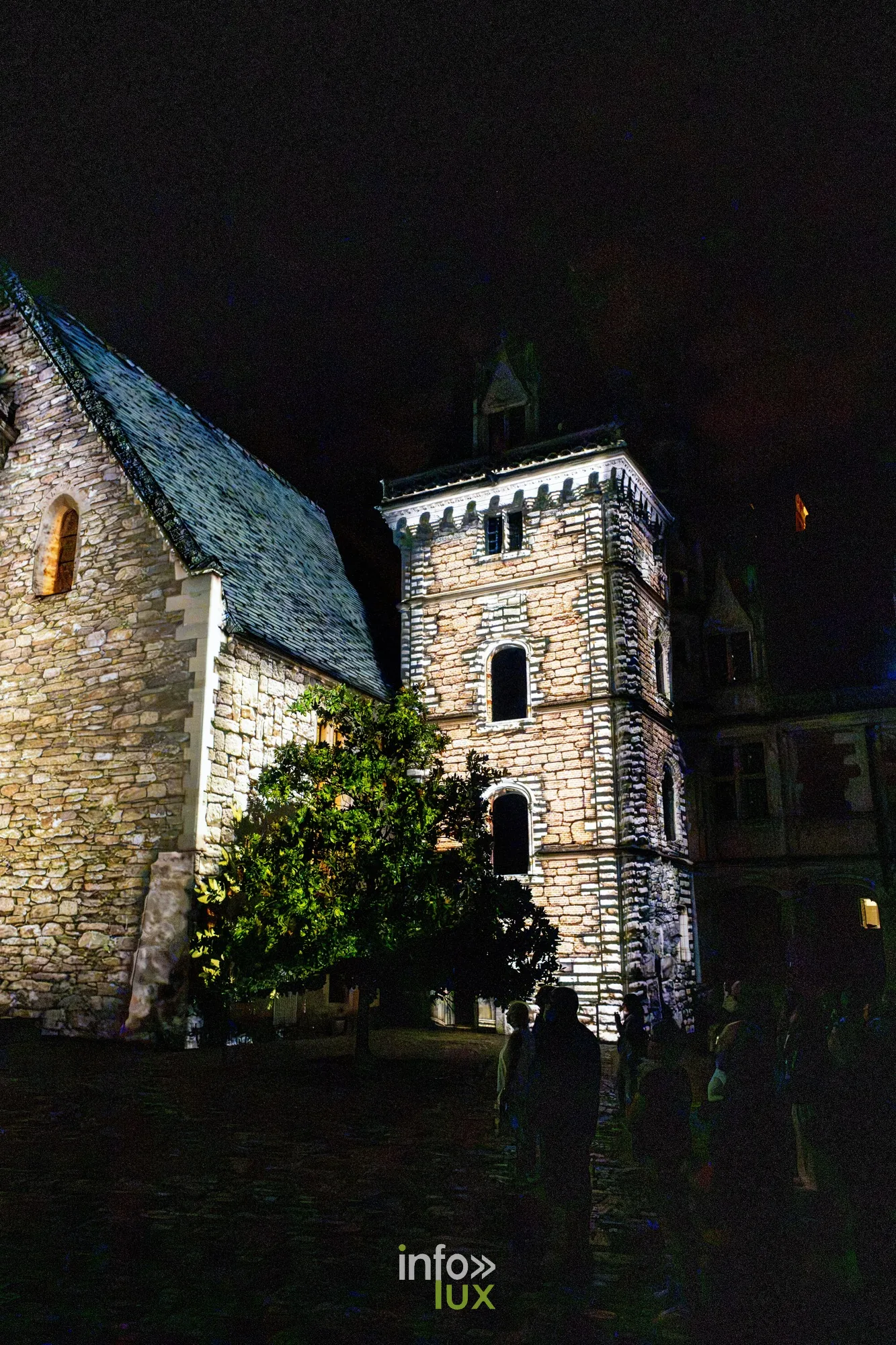 Chapelle et tour de la cour du château royal de Blois de nuit
