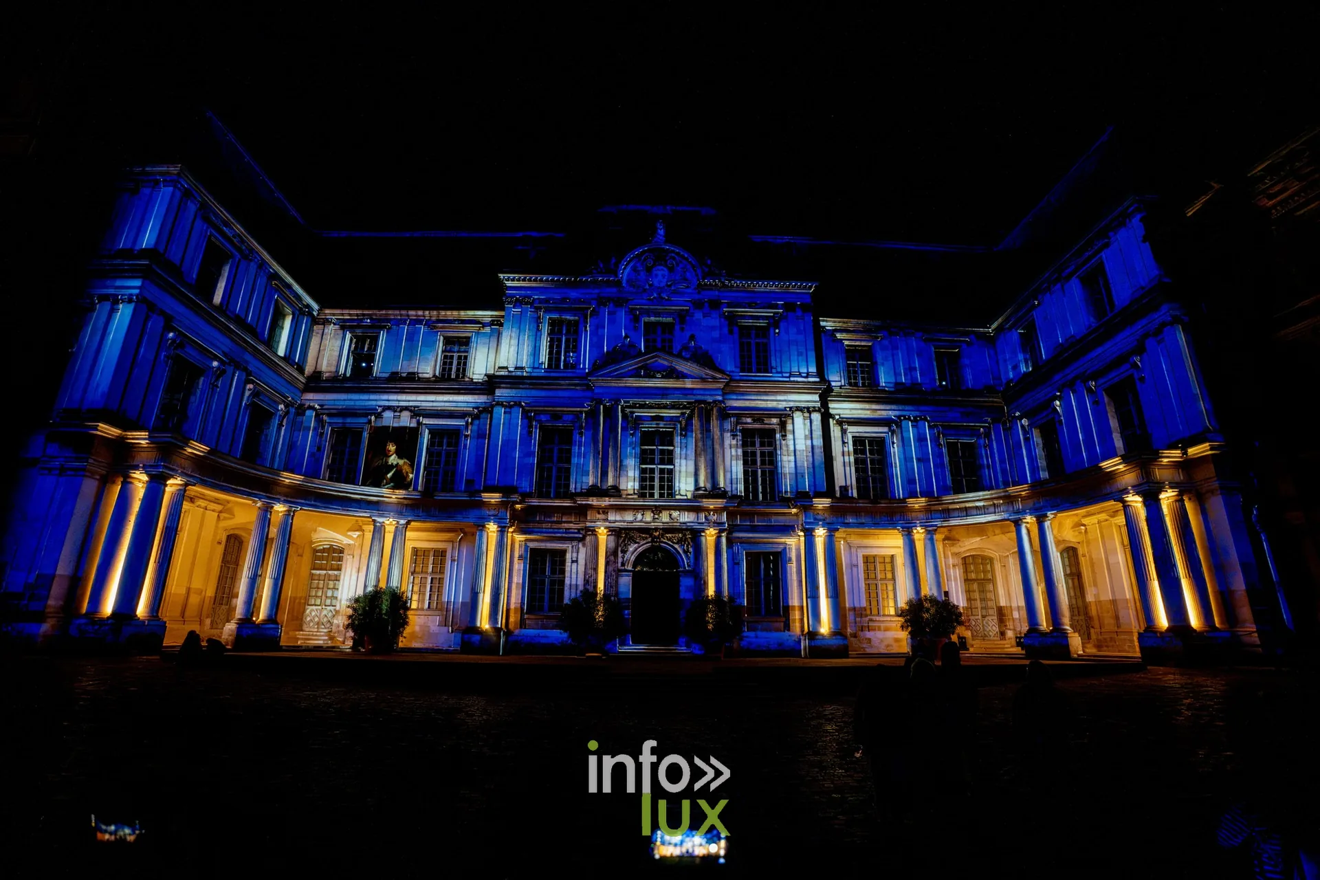Façade du château de Blois en bleu et or pendant Ainsi Blois vous est conté