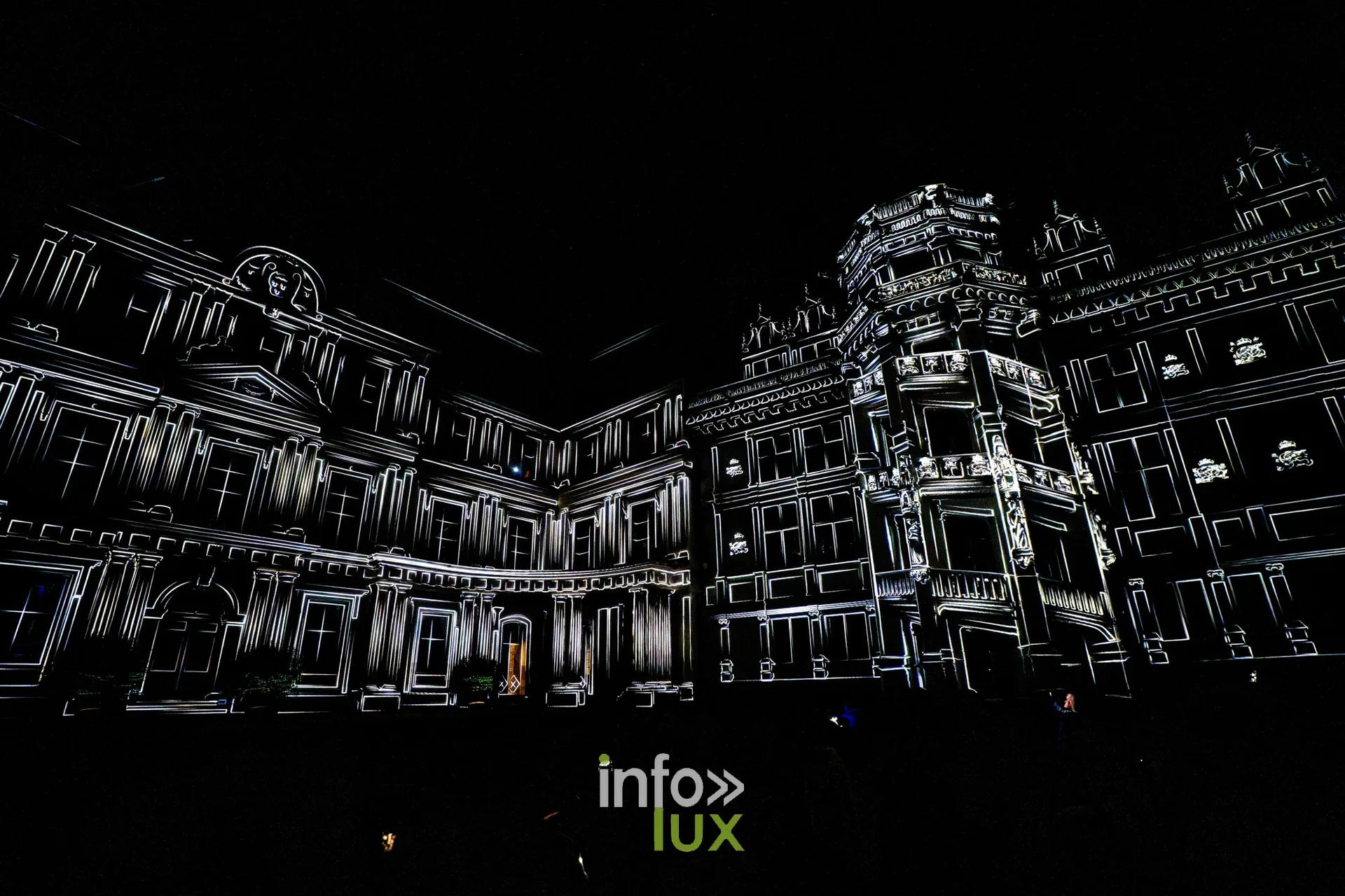 Contours de l'architecture de la cour redessinés en lignes blanches