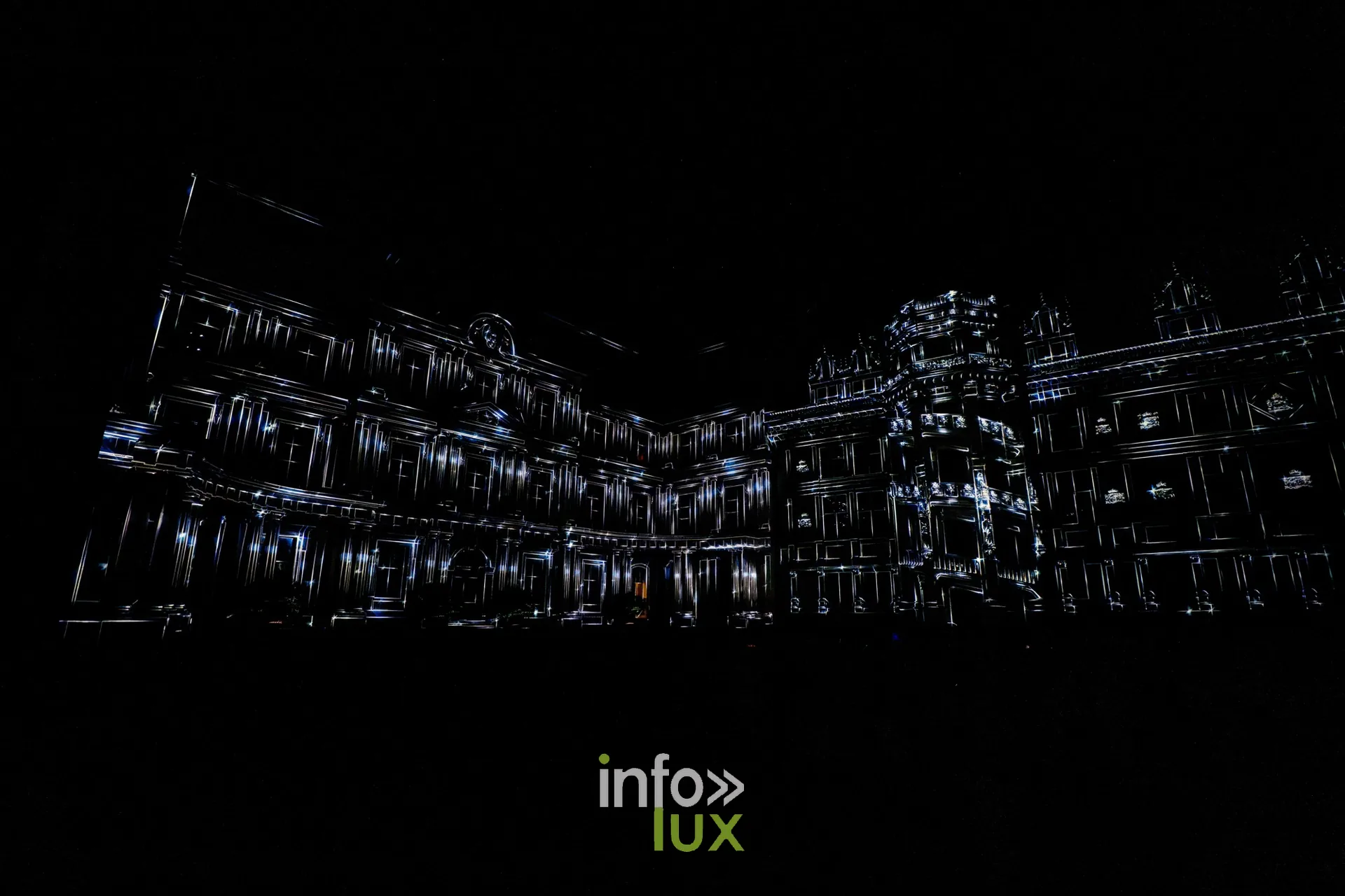 Façades du château de Blois réduites à des traits de lumière blanche