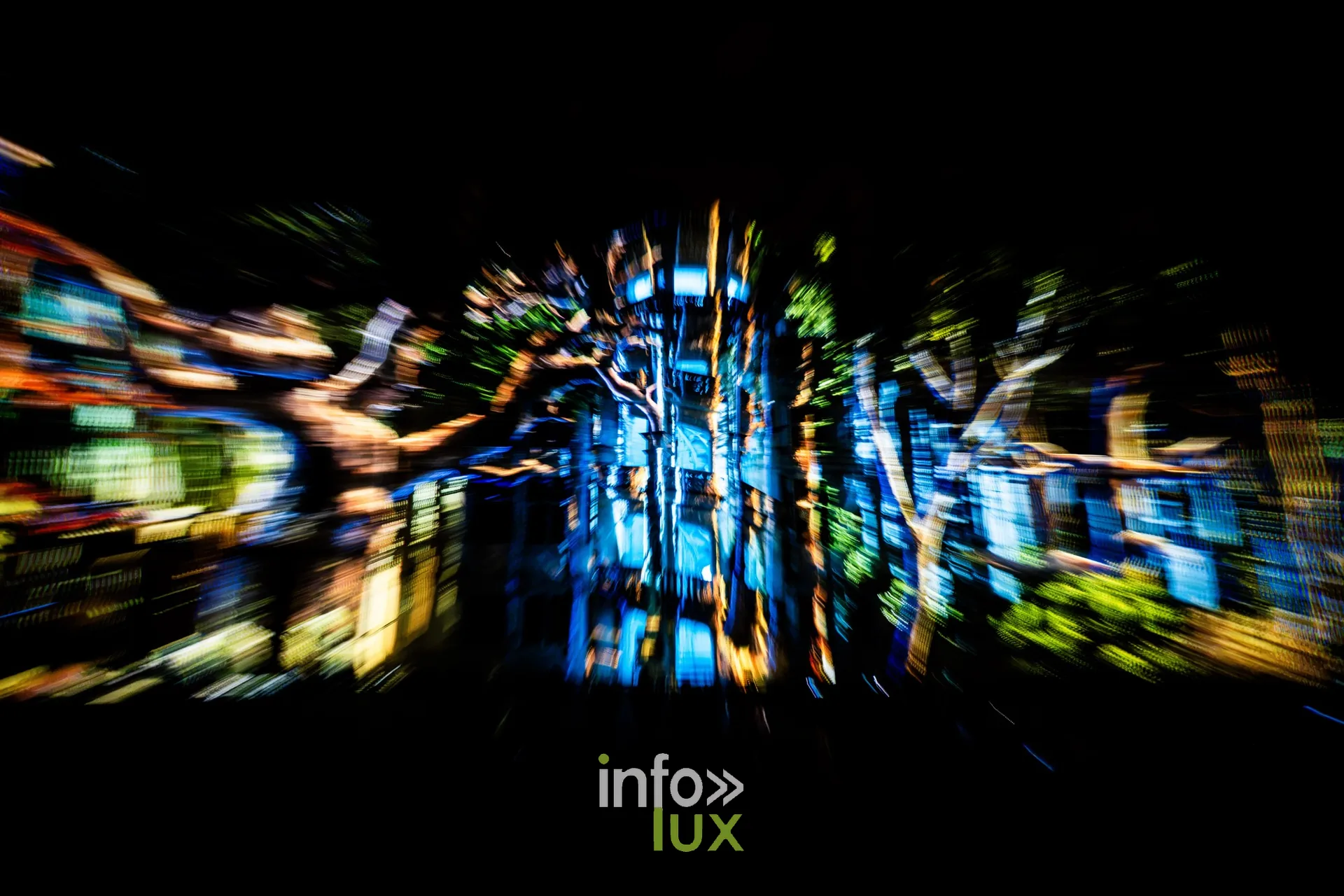 Projection en filé de couleurs sur les façades de la cour de Blois