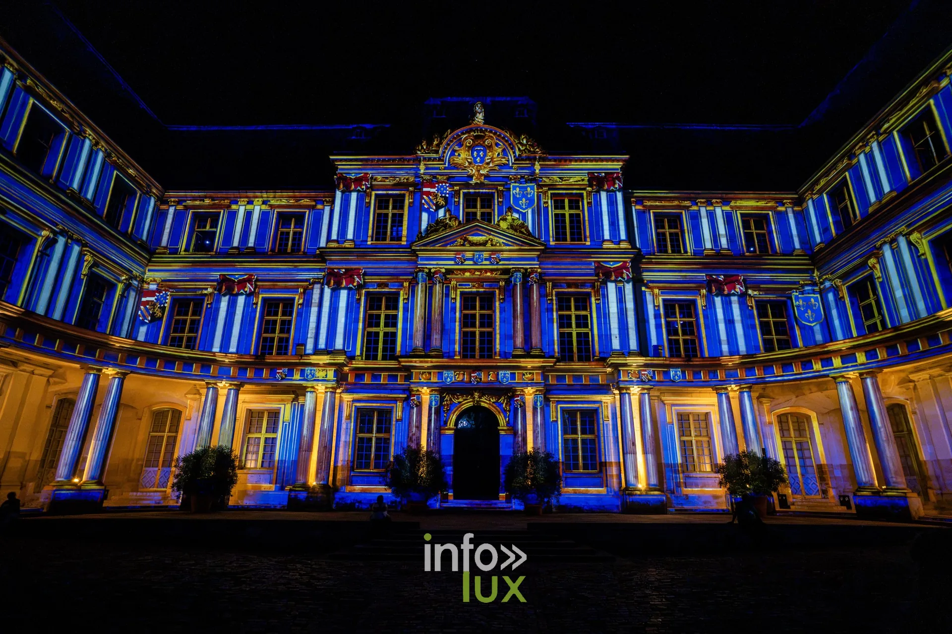 Façade de la cour du château de Blois rayée de bleu, de blanc et d'or