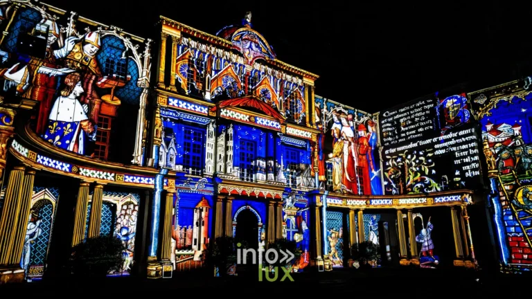 Façades du château royal de Blois transformées en vitraux lumineux pendant le son et lumière