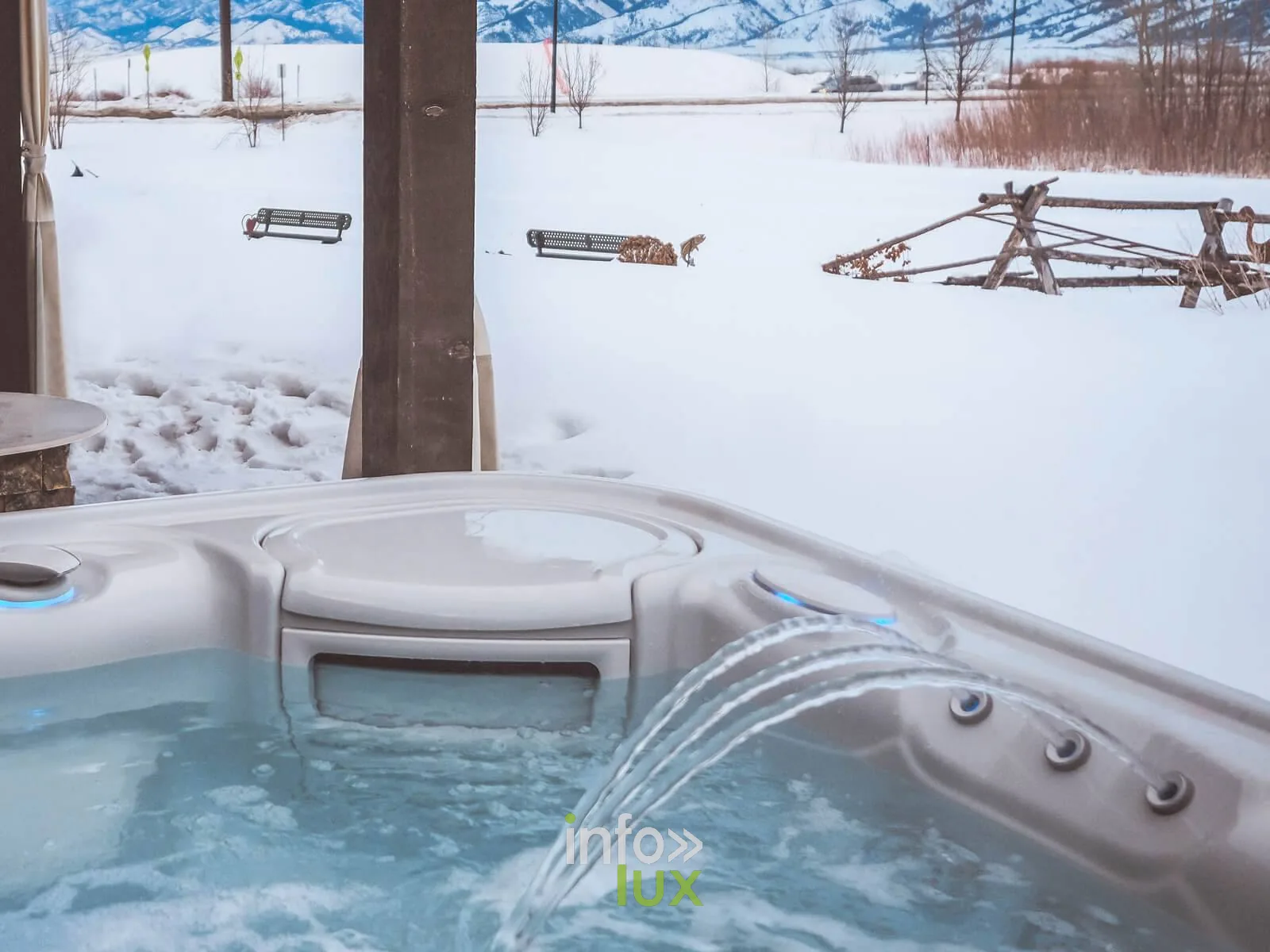 Spa HotSpring Highlife Grandee installé en extérieur en hiver, vapeur au-dessus de l'eau à 38 degrés