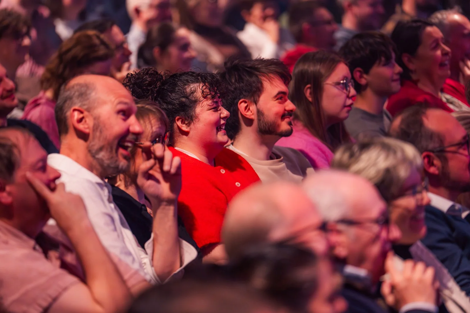 Fous rires au premier rang — gala d’ouverture 2026. Spectateurs hilares au premier rang du gala d’ouverture de Namur is a Joke 2026 à Namur