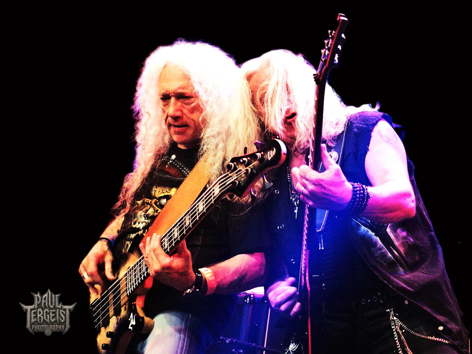 Bassiste et guitariste de SteeLover cote a cote sur scene au Golden Age Rock Festival 2022