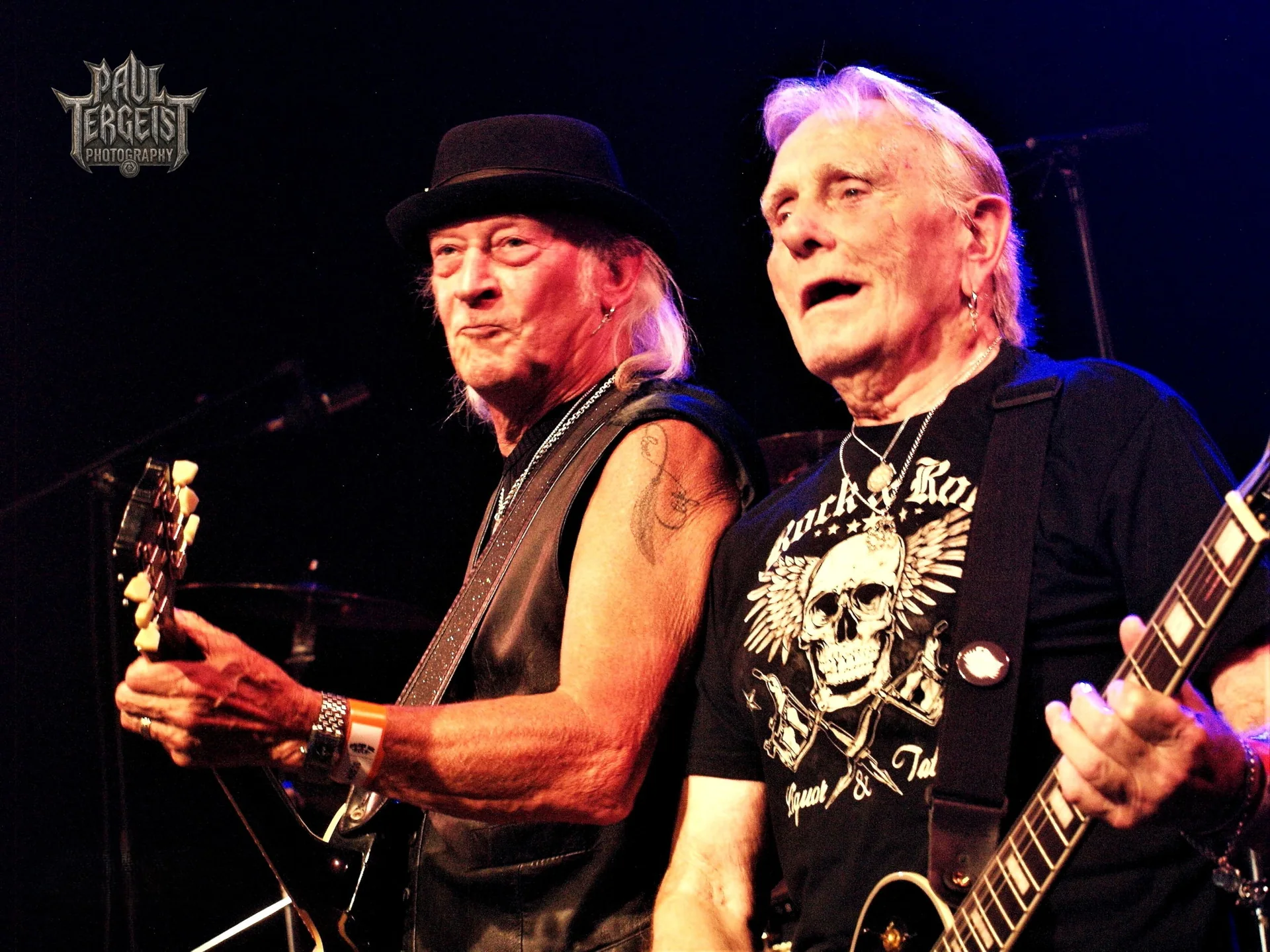 Del Bromham et le bassiste de Stray en concert au Golden Age Rock Festival