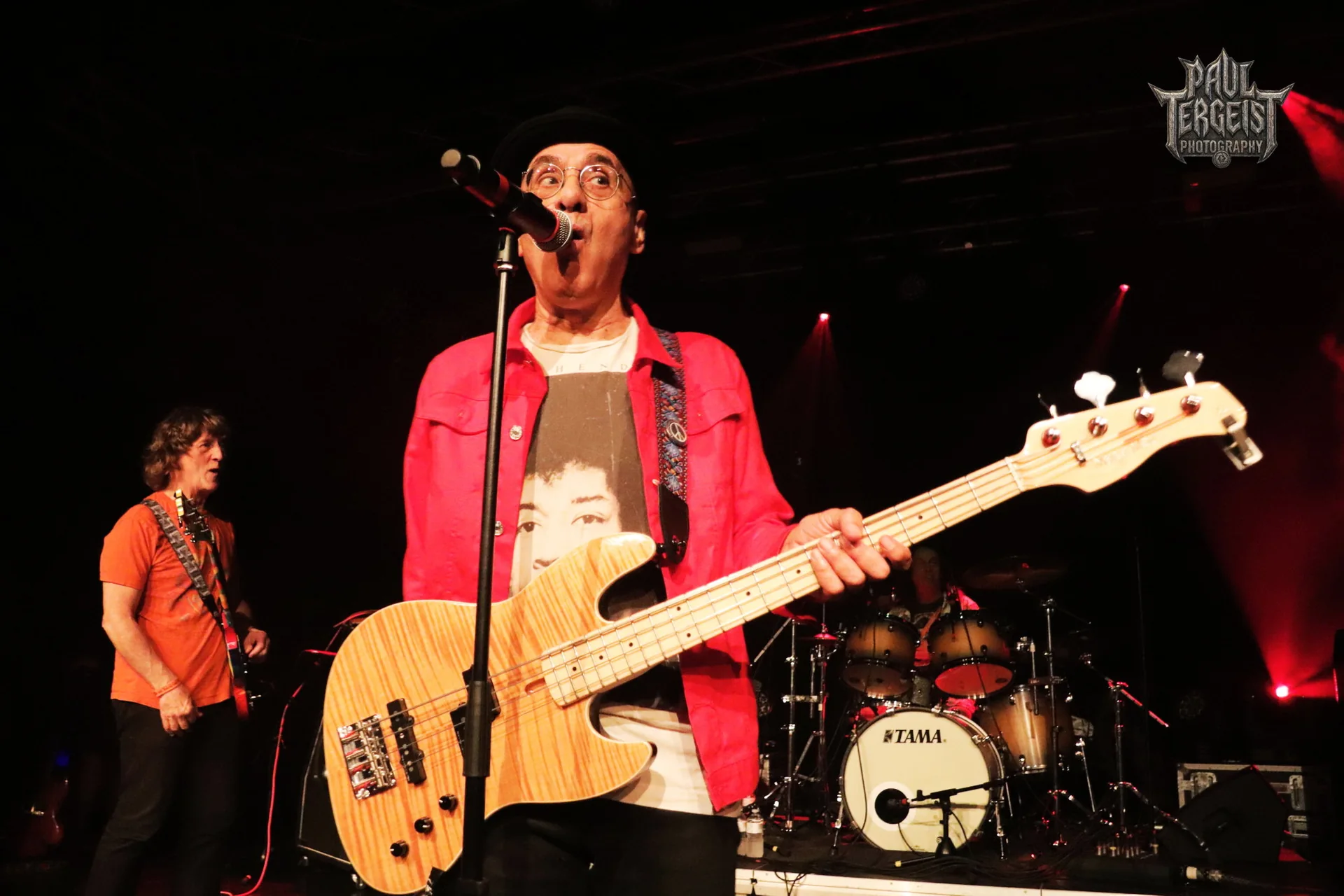Bassiste de Such A Noise en veste rouge sur scene au Golden Age Rock Festival 2023