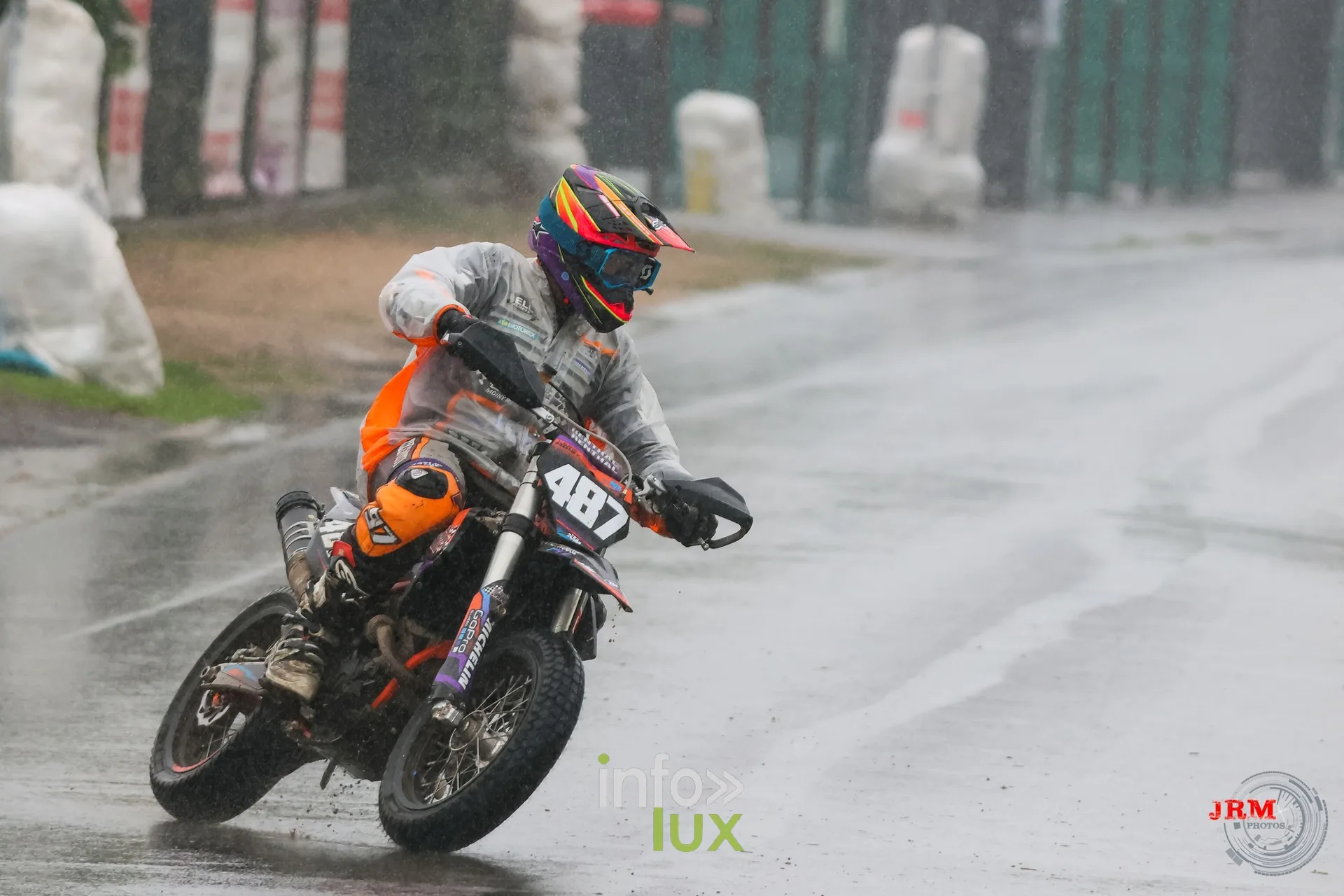 Supermotard de Battice 2026, Herve (province de Liège) : pilote n°487 en appui sur l’asphalte mouillé