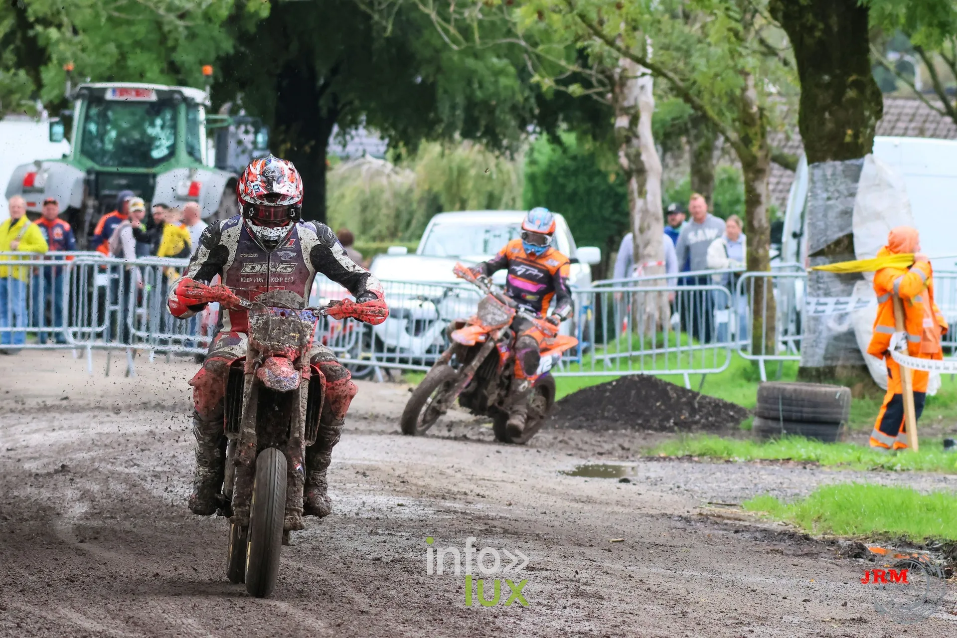 Supermotard de Battice 2026, Herve (province de Liège) : deux pilotes couverts de boue dans la partie terre, devant le public