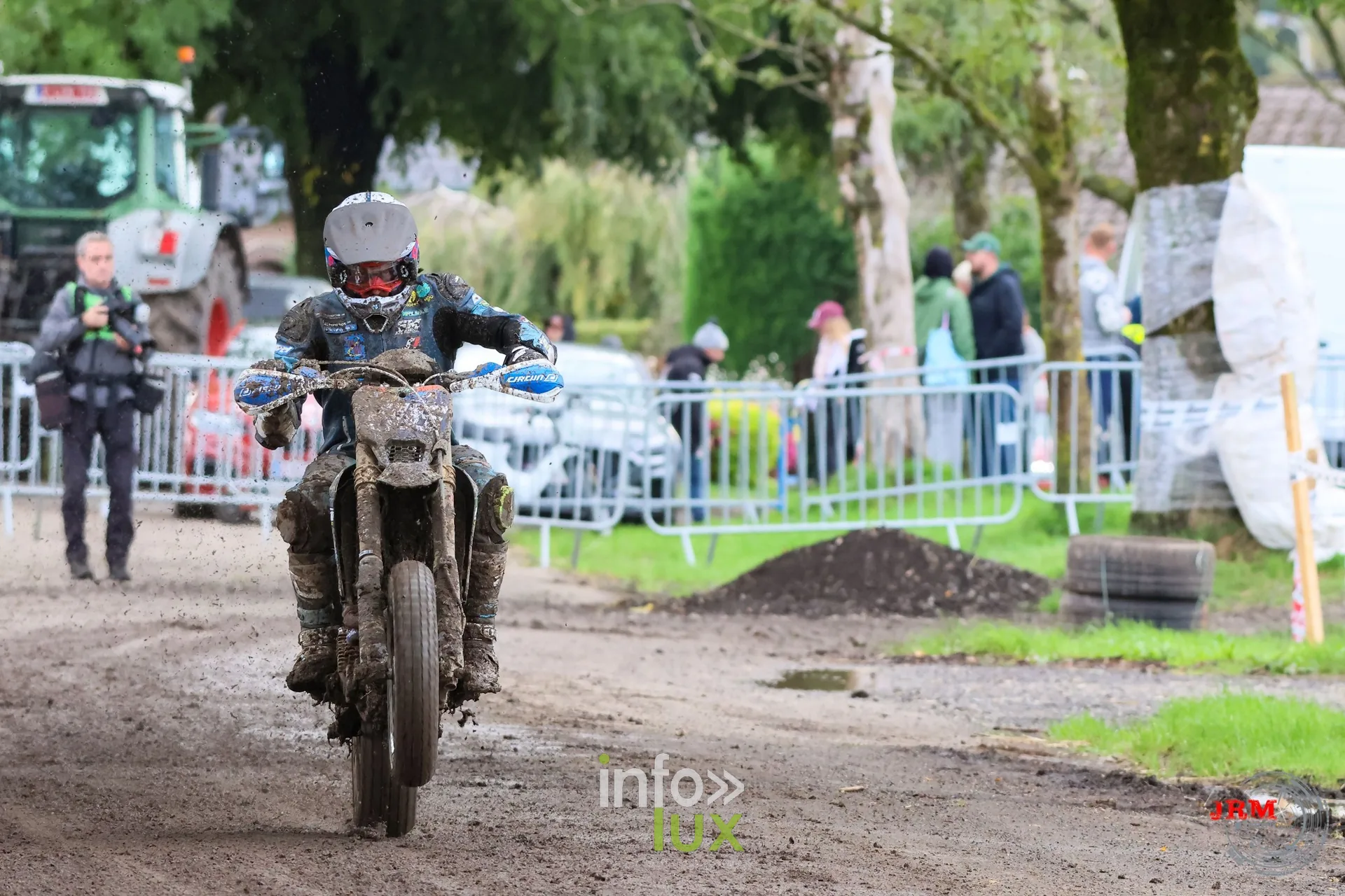 Supermotard de Battice 2026, Herve (province de Liège) : pilote couvert de boue face à l’objectif dans la partie terre