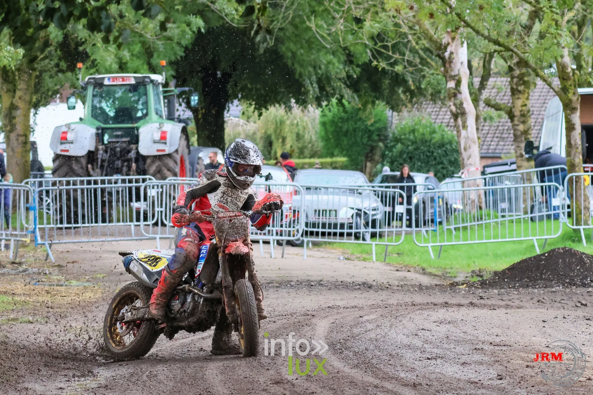 Supermotard de Battice 2026, Herve (province de Liège) : pilote en glisse dans la boue, près des barrières