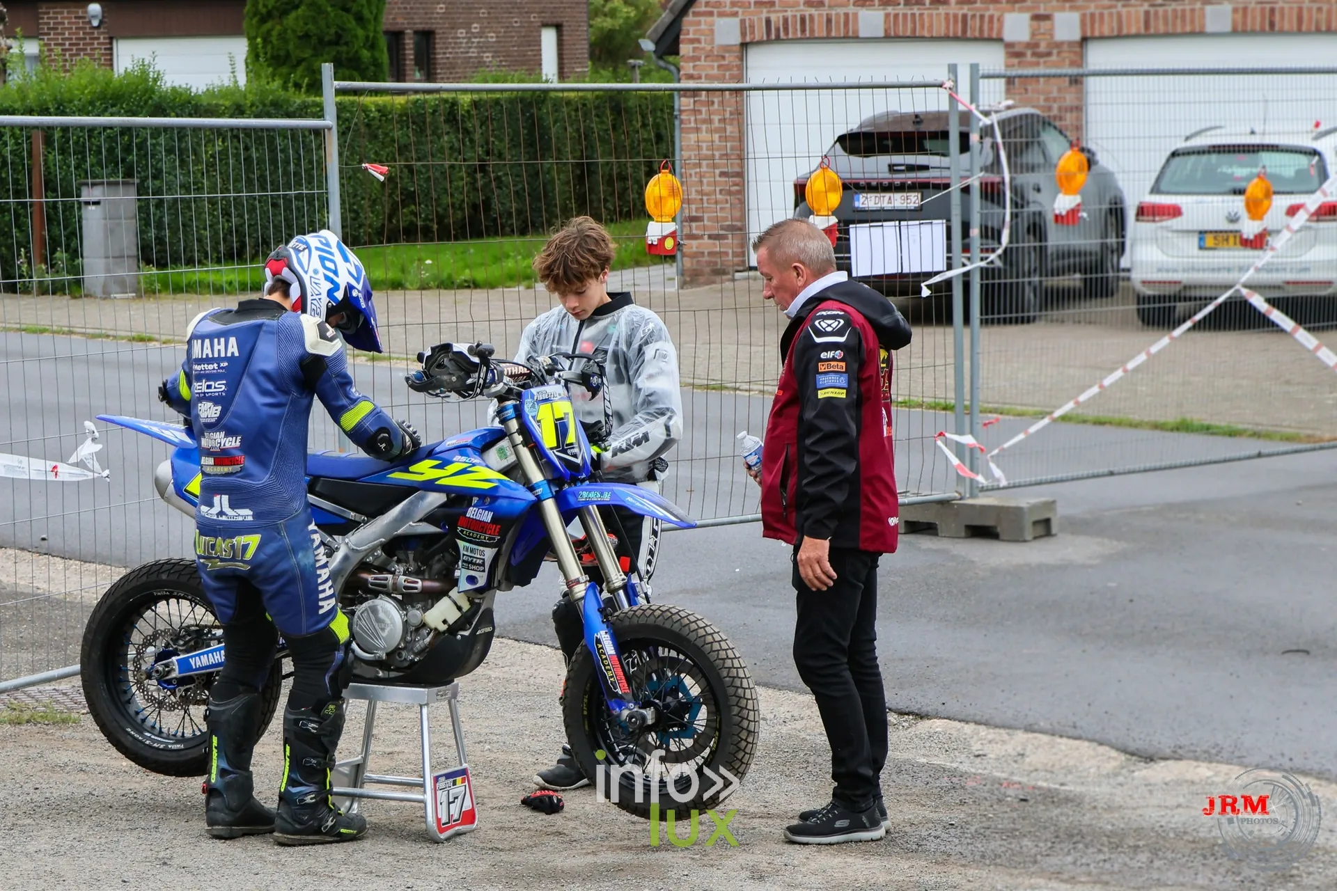 Supermotard de Battice 2026, Herve (province de Liège) : un pilote en tenue Yamaha auprès de sa moto dans le paddock