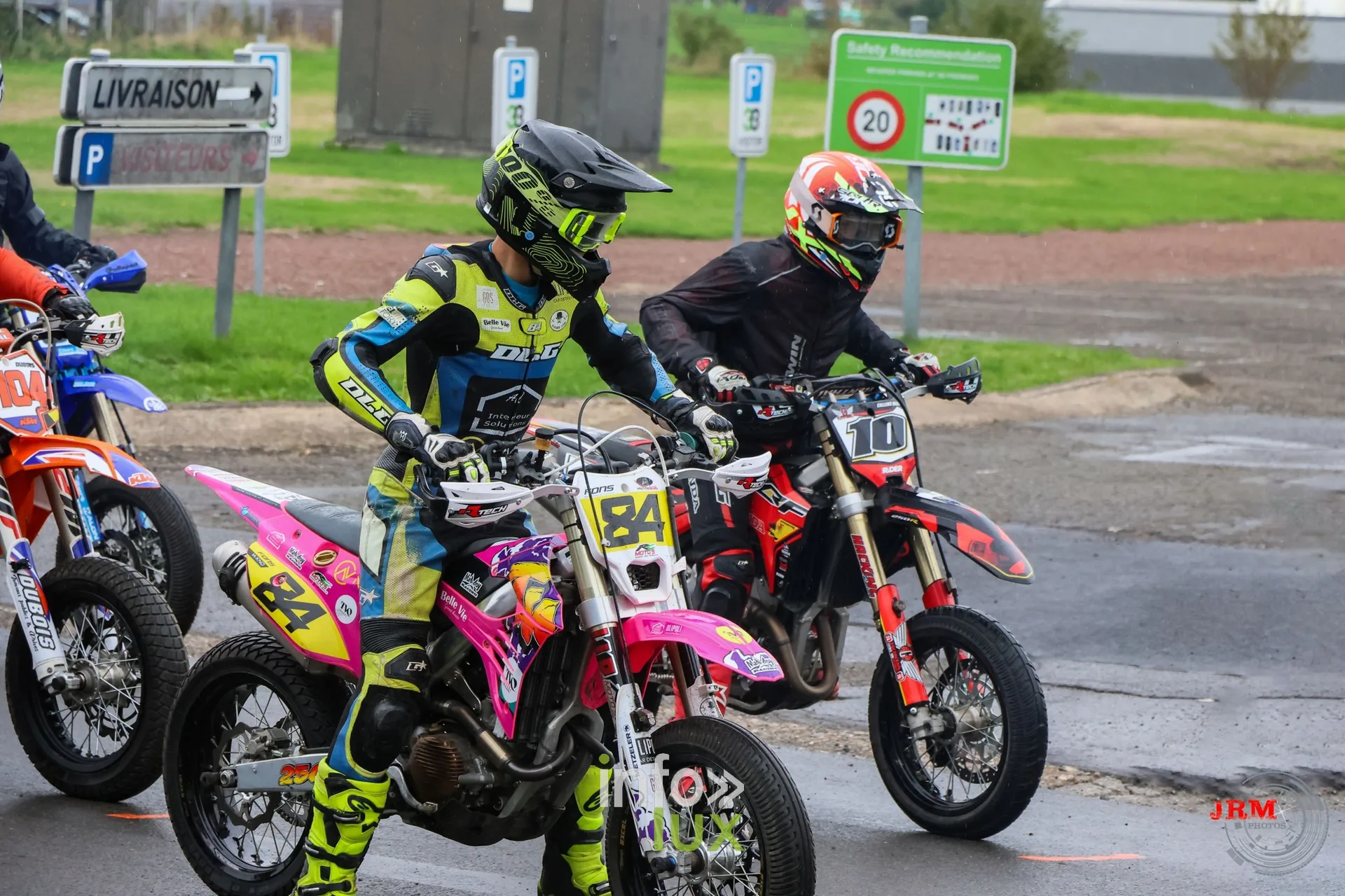 Supermotard de Battice 2026, Herve (province de Liège) : pilote n°84 sur une moto rose en pré-grille
